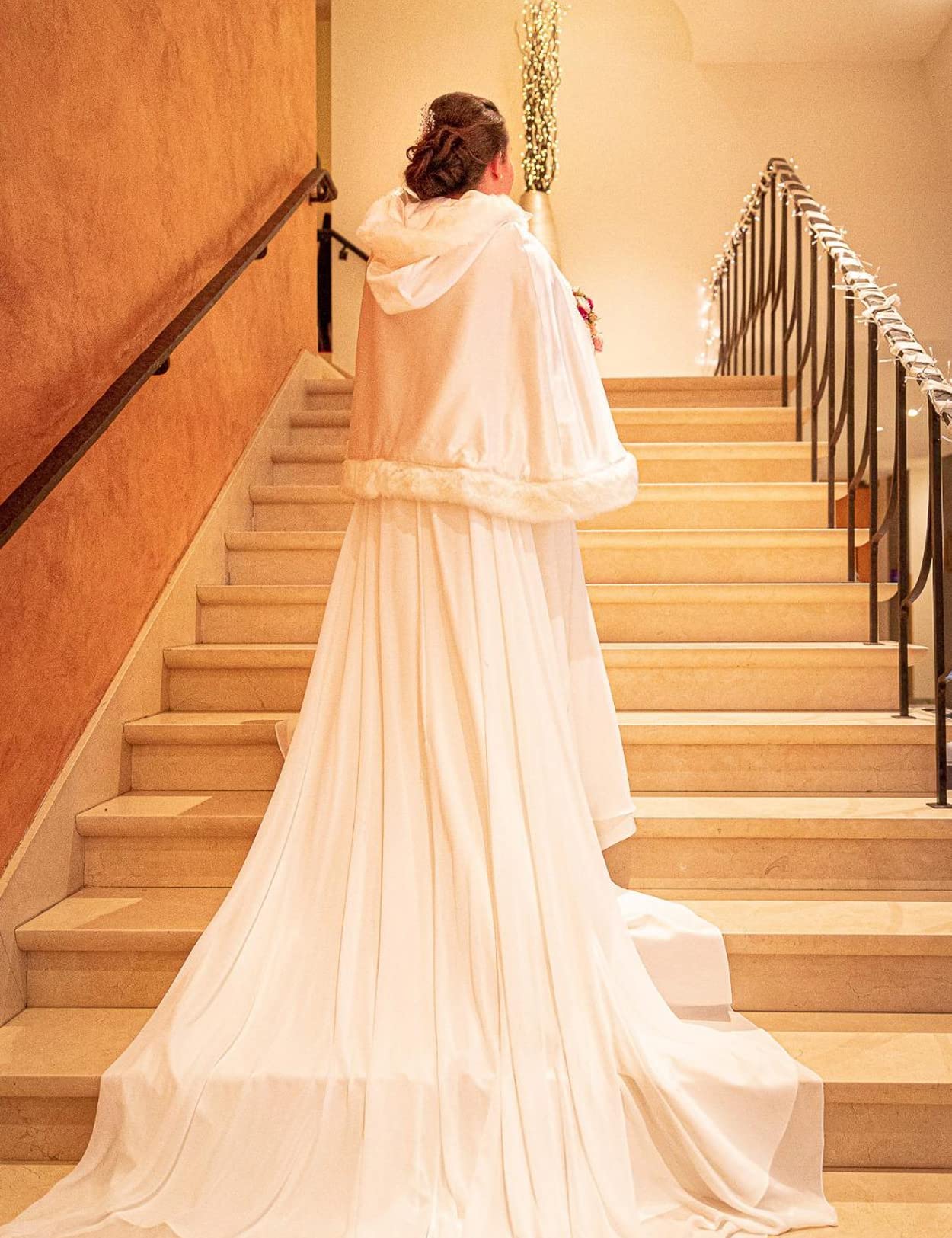 BEAUTELICATE Femme Cape à Capuche Fourrure Courte de Mariage Chaude Capuchon Manteau de Mariée Soirée Automne Hiver