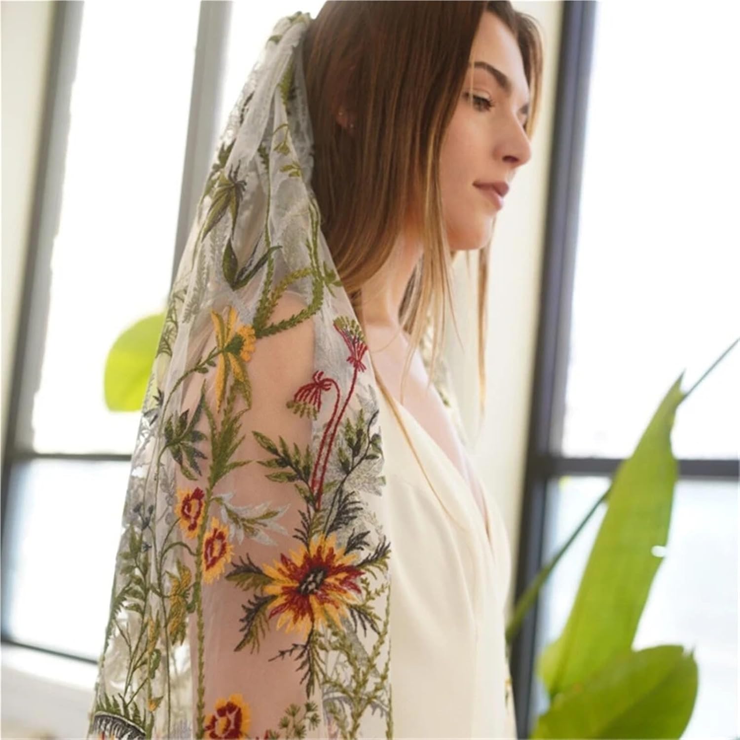 コーム刺繍入り花柄ブライダルウェディングベール。緑の葉と黄色の赤い花があしらわれた花嫁用ショートチュール。