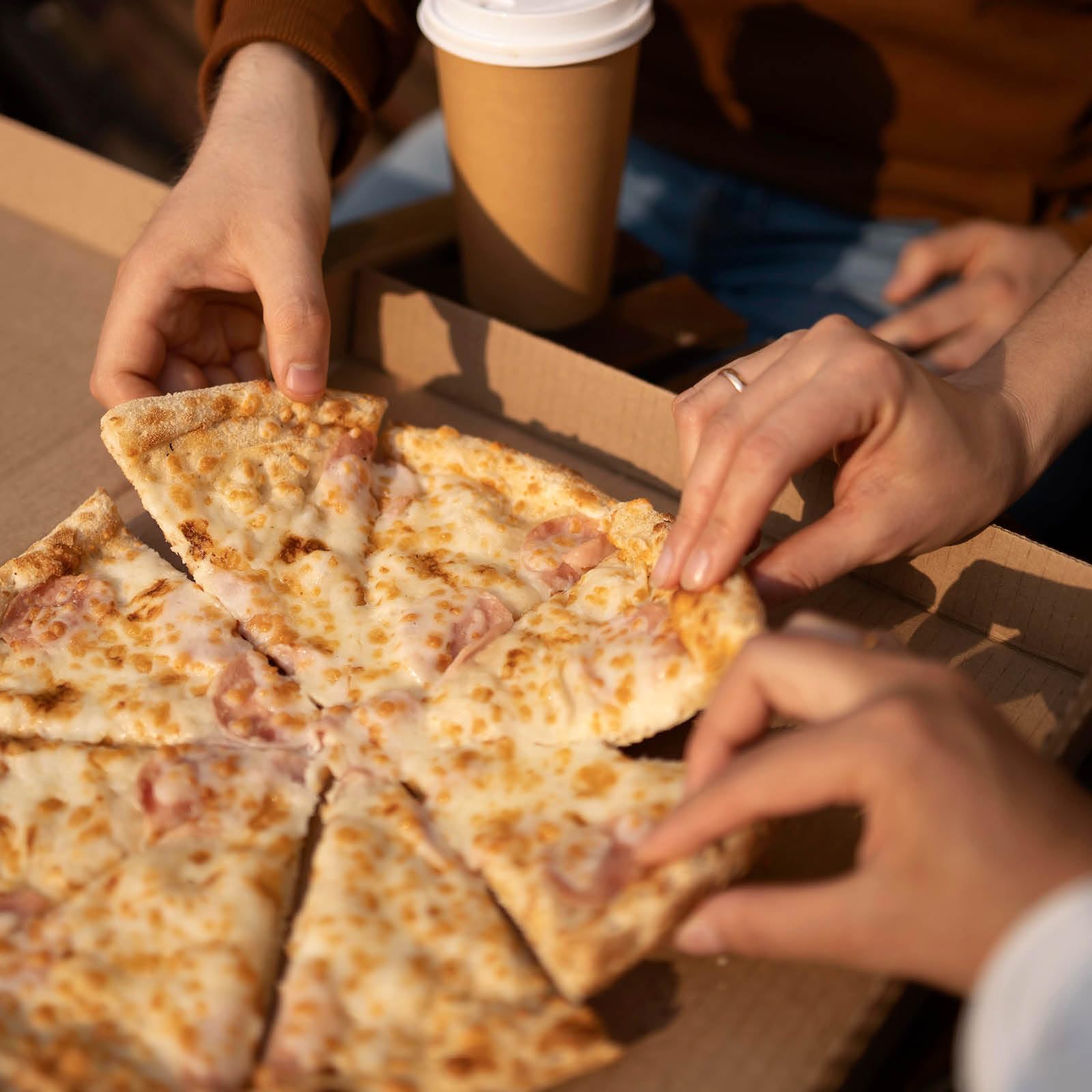 MAXI PRODUCTS - 50 Unidades - Caja para Pizza de Cartón Kraft Decorado para llevar de 26 x 26 x 3,5 cm - Caja Pizza, Take Away, Reciclable,porta pizza, Cierre Seguro, Comida para llevar - FACIL USO