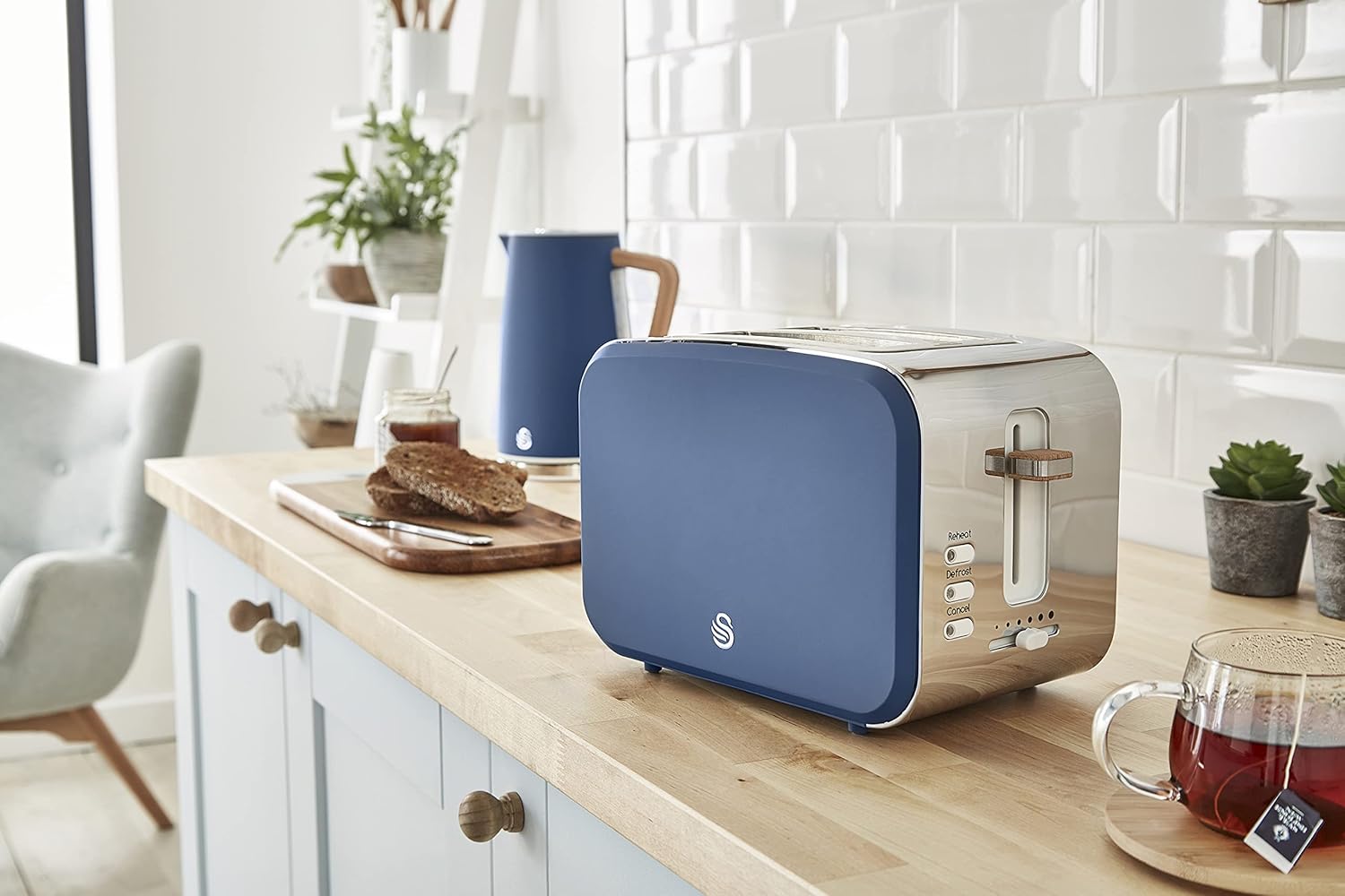 Swan Nordic - Microonde digitale 20 l, 6 livelli di funzionamento, 800 W, timer 30 min, facile da pulire, design moderno, maniglia effetto legno, blu opaco Swan Nordic - Microonde digitale 20 l, 6 livelli di funzionamento, 800 W, timer 30 min, facile da pulire, design moderno, maniglia effetto legno, blu opaco