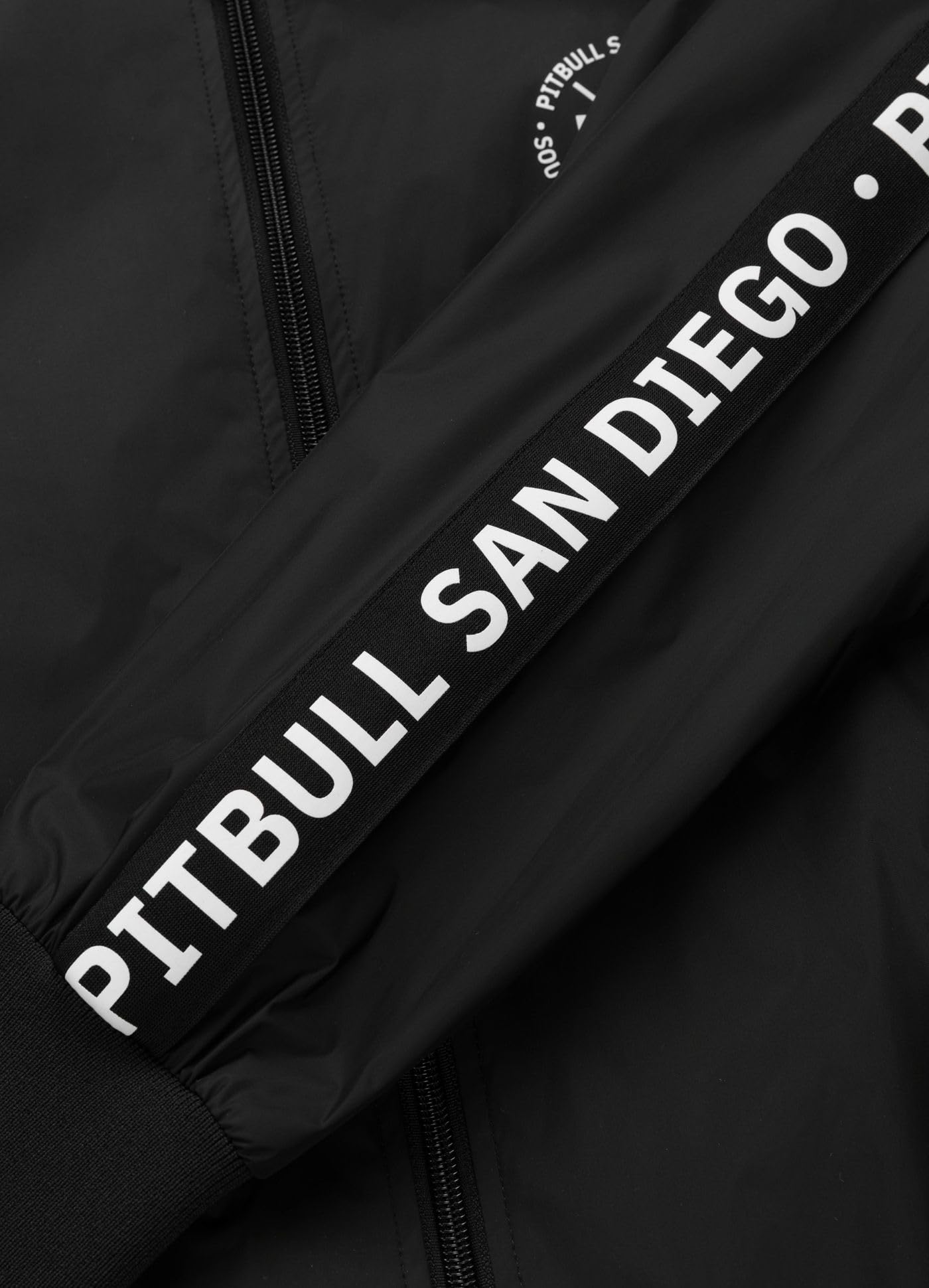 PITBULL - Übergangsjacke Herren mit Kapuze ATHLETIC TAPE, Winddichte Herren Jacke, Softshell Kapuzenjacke mit Reißverschluss, Bequeme Seitliche Taschen, Frühlingsjacke, Softshelljacke