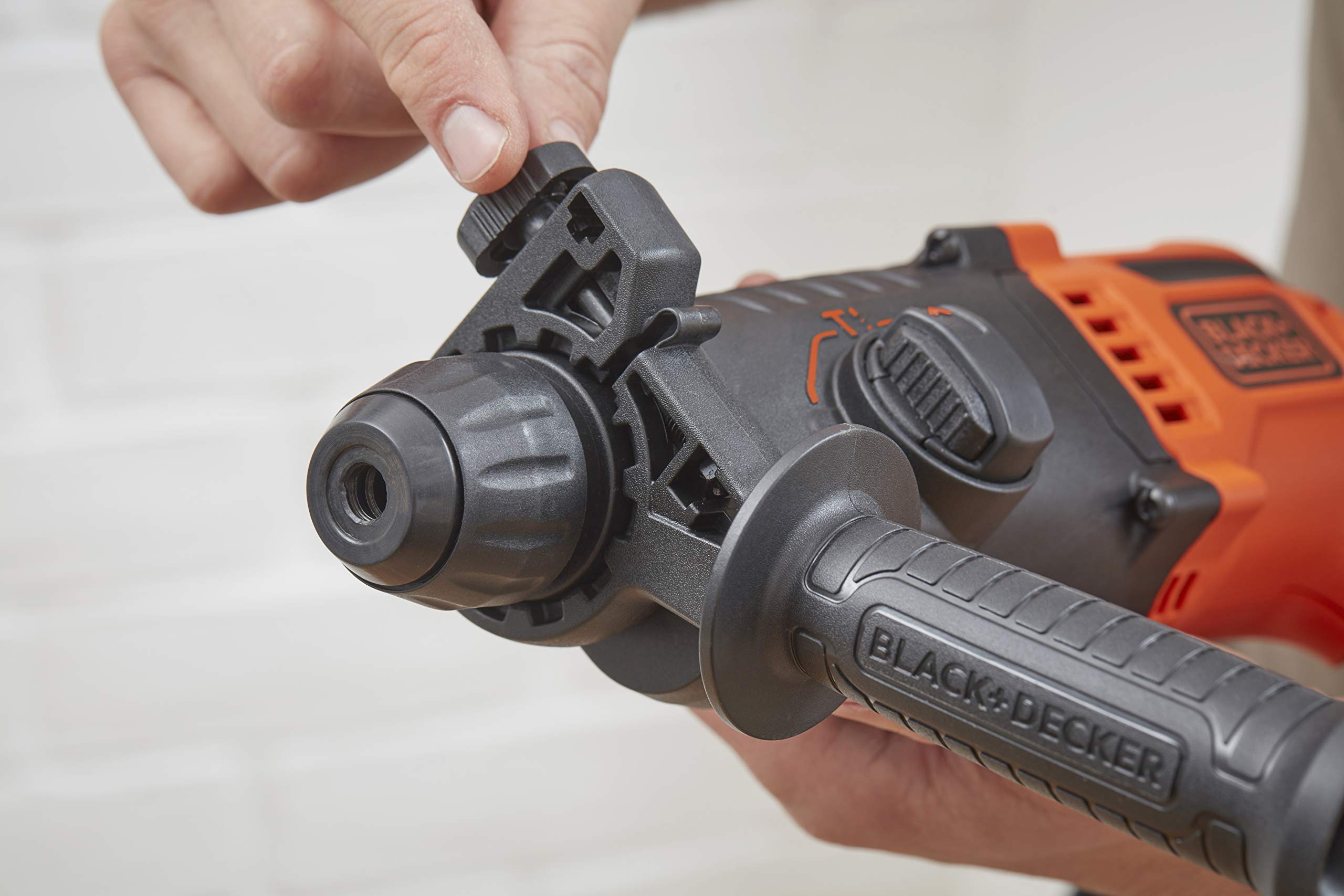 Black+Decker SDS-plus młot kombi BEHS01 (650 W, 1,4 J, do efektywnego wiercenia, udaru i lekkich prac dłutujących, w zestawie 2 wiertła SDS-plus, uchwyt wiertarski na koło zębate, adapter)