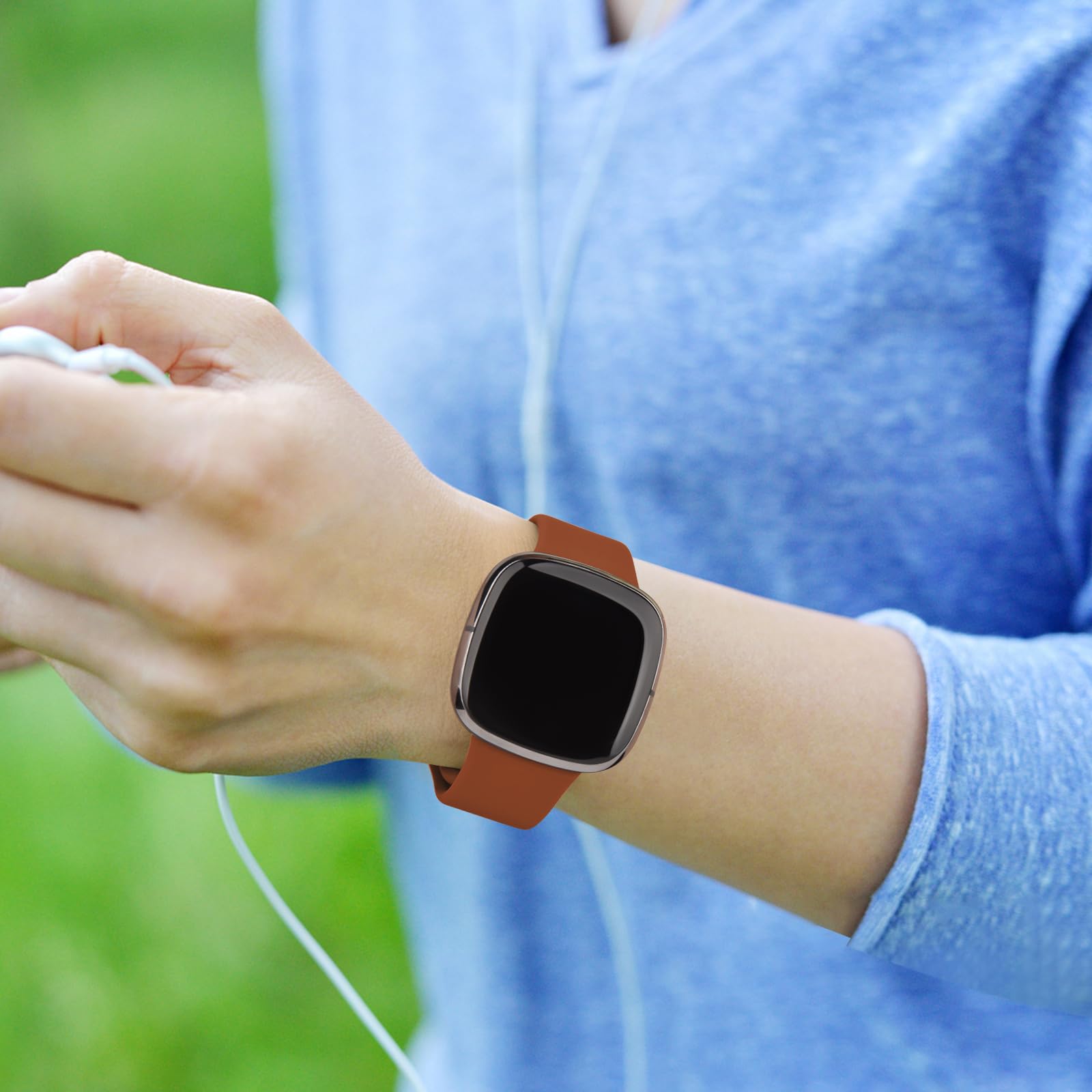Oumida Pasek do zegarka na rękę Fitbit Versa 3 / Fitbit Versa 4 / Fitbit Sense dla kobiet i mężczyzn, silikonowy, zapasowy pasek do zegarka na rękę Fitbit Versa 3 / Versa 4 / Sense / Sense 2, brązowy