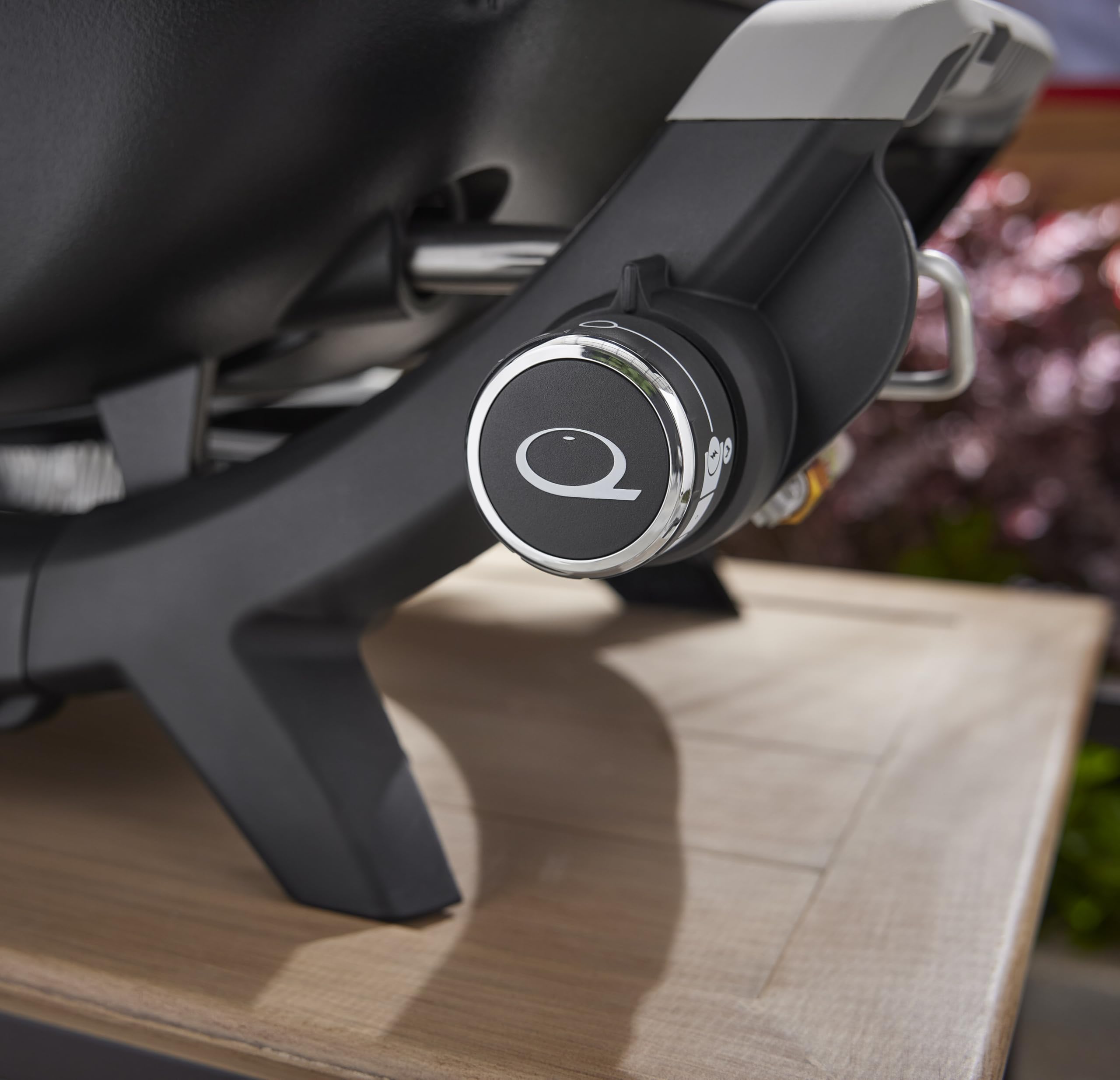 Weber Q2100N Barbecue à gaz, Surface de Cuisson 53 x 39 cm, 1 brûleur, Grille en Fonte émaillée (2 Parties), Couvercle et cuve en Fonte d'aluminium - Noir (1501069)