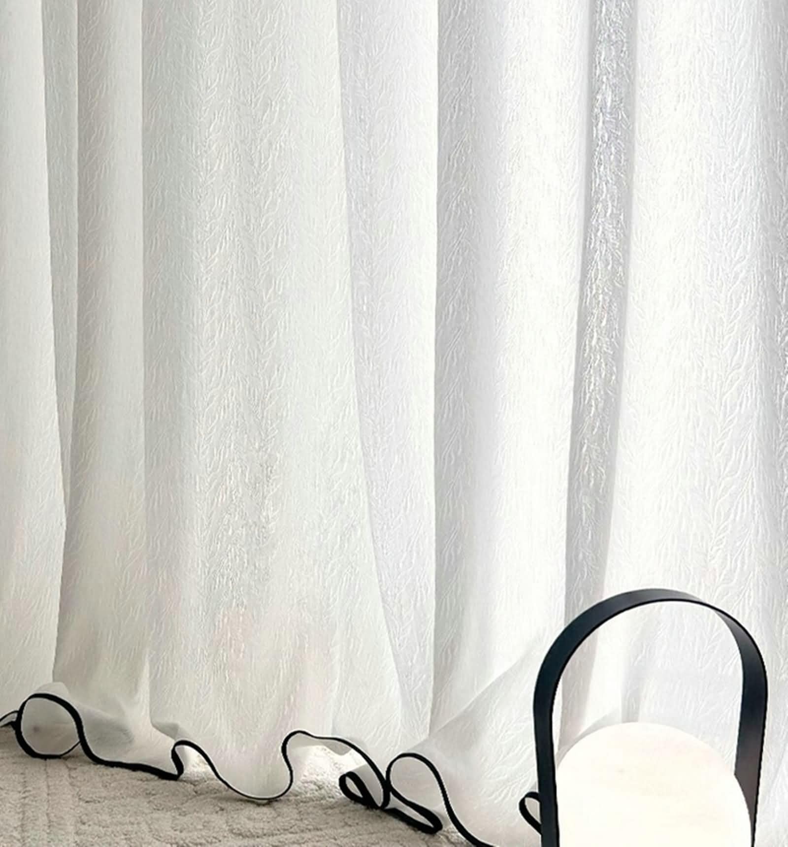 Rideau blanc jacquard protège du vis-à-vis sans perdre la lumière
