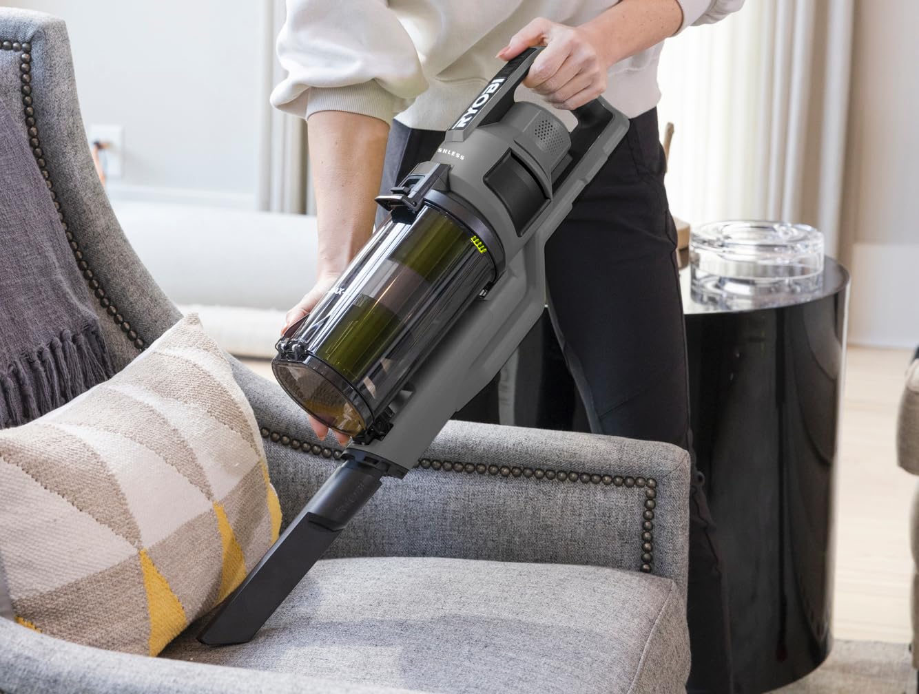 RYOBI Aspirapolvere Brushless Senza Fili a Batteria 18V ONE+ con Spazzola Motorizzata 26,5 cm, Batteria 4.0 Ah e Caricabatterie – Pulizia Profonda di Tappeti e Pavimenti, RSVS18BL-1C40G