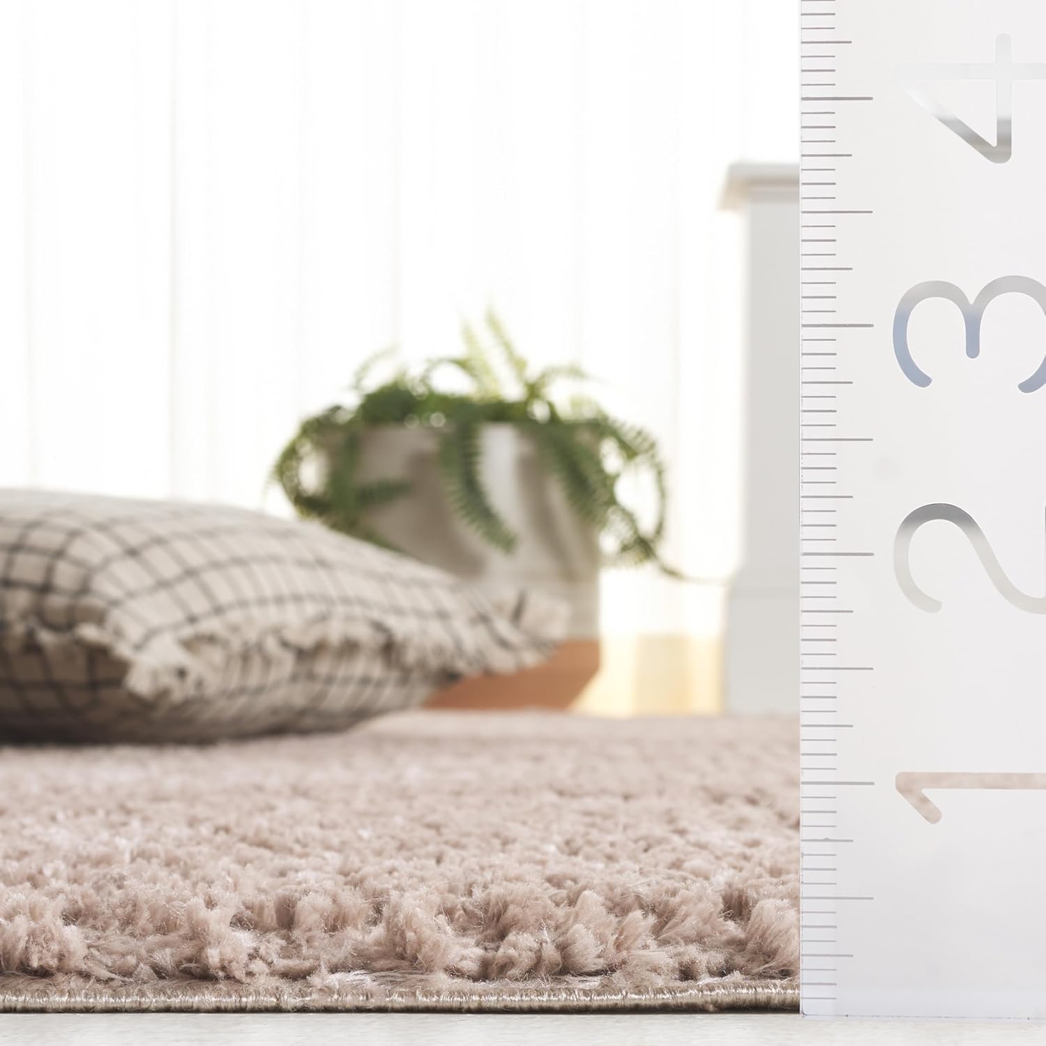 Safavieh Penelope Shag Collection Area Rug - 5'3" x 7'6", Taupe, Geometric Design, Ideal for High Traffic Areas in Living Room, Bedroom, Dining (PNL500E)