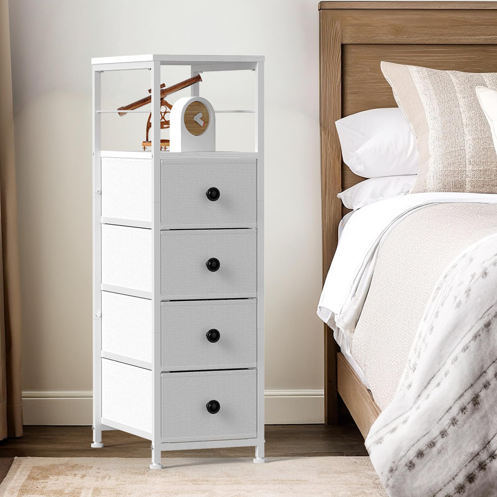 CADUKE Comò stretto in tessuto con 4 cassetti – Cassettiera per spazi ridotti, camera da letto, bagno o soggiorno – Struttura in metallo e piano in legno (bianco)
