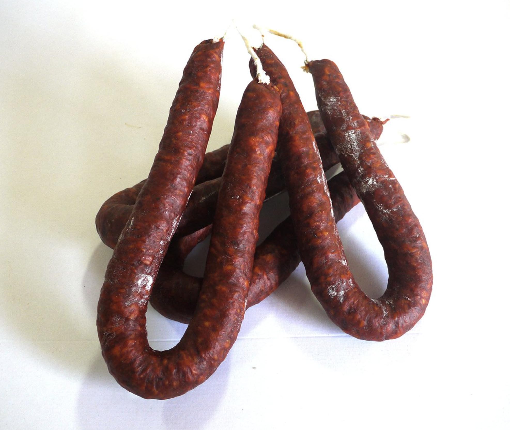Chorizo ​​Espagnol Extra. Chorizo ​​​​Ficelle d'environ 500 gr. Snack salé idéal comme apéritif pour toute occasion. Produit artisanal. Chorizo ​​Herradura Espagnol 100% naturel. Gourmet food.