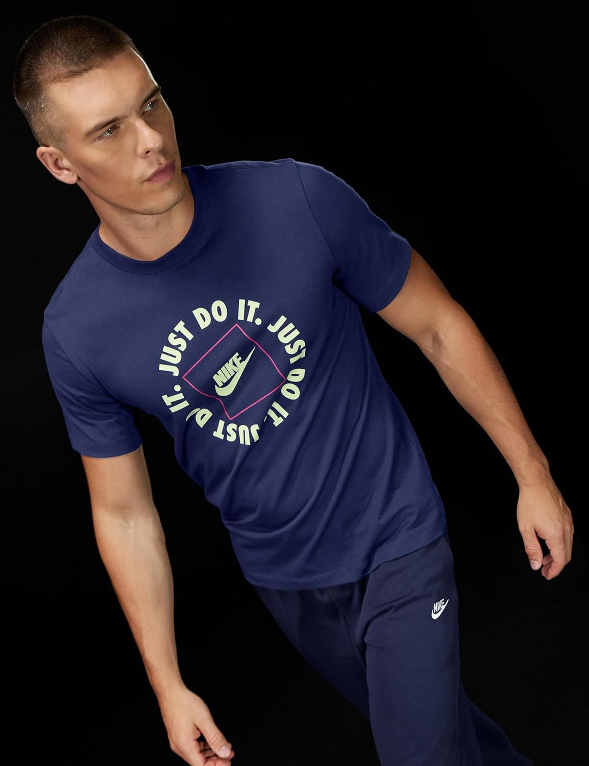 Nike Mens Sportswear Club T-Shirt (Just Do It Circle)