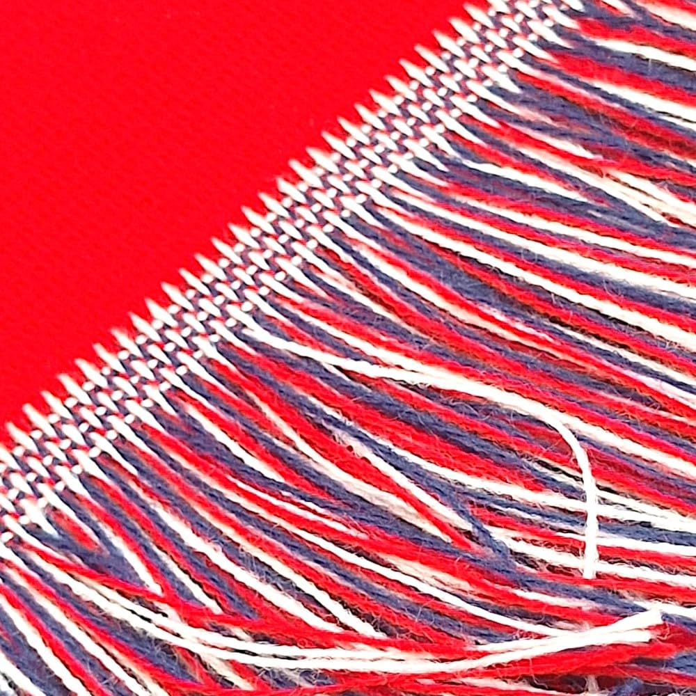 Sciarpa ufficiale dell'Atletico Madrid in colore rosso con stemma ricamato, ideale per sostenere la squadra con stile e orgoglio rossoblù.