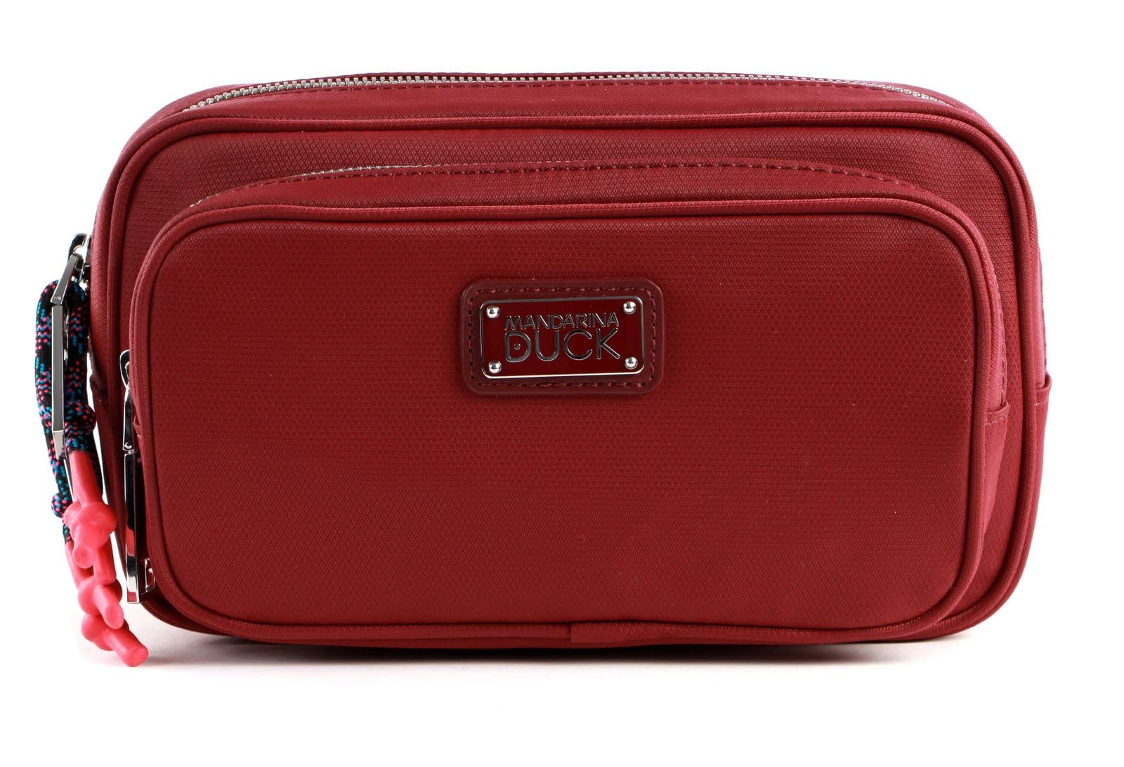 Riñonera estilo Mandarina Duck color vino cabernet elegante y compacta 5