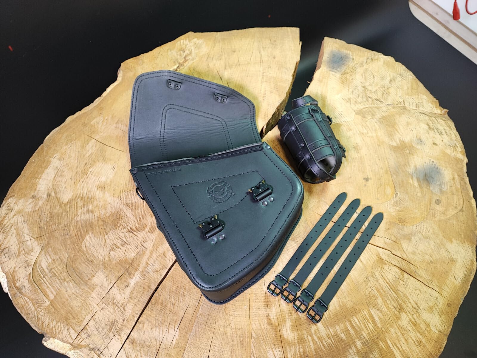 Bullet Blackline kompatibel mit Heritage Starrahmen Harley Davidson Schwingentasche Satteltasche Linke Seite Seitentaschen Werkzeugtasche Fatbob 2020 Leder schwarz