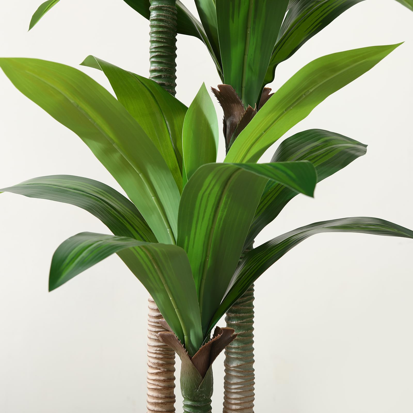 Kazeila Künstlicher Drachenbaum 150cm, Dracaena Kunstpflanze mit Topf | Dracaena-Fragrans-Optik, 150cm, weißer Topf mit Betonbasis, verstellbare Blätter, pflegeleicht, Indoor