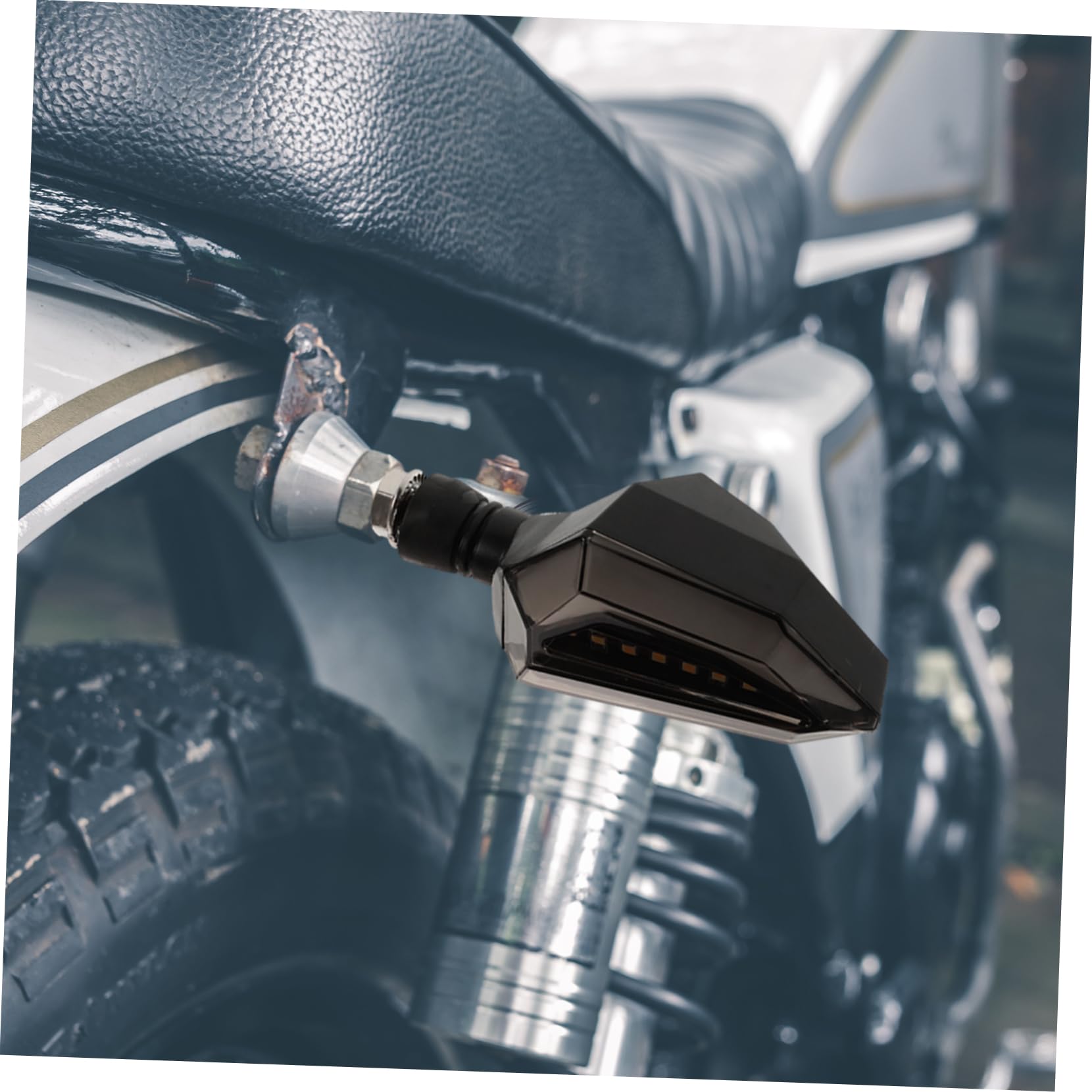 Zestaw 2 diod LED do motocykli o wysokiej jasności zapewnia zwiększoną widoczność i łatwą instalację. Nadaje się do motocykli Yamaha i innych.