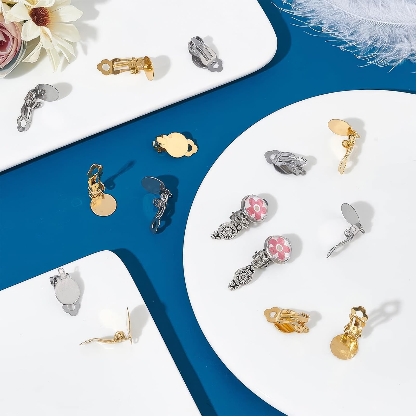 Set di 60 orecchini a clip in acciaio inox dorati non forati 2 colori vassoio rotondo
