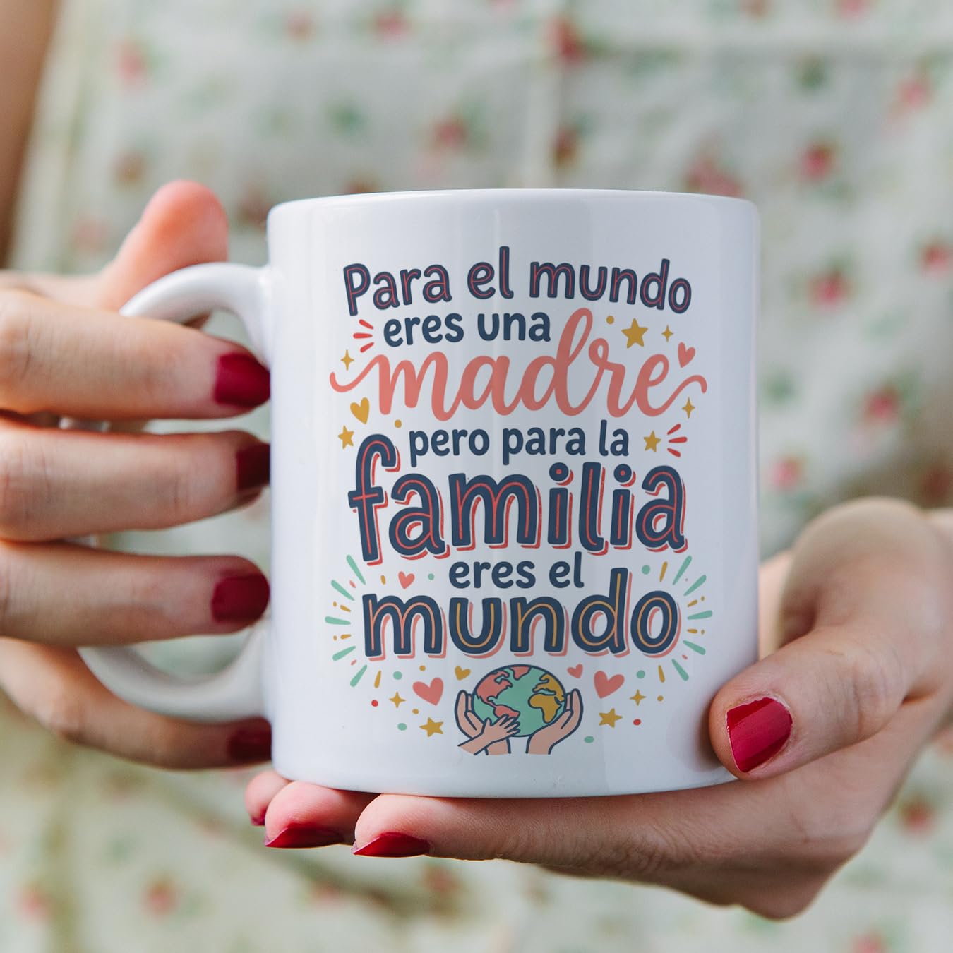MUGFFINS Taza mamá con frase Para el mundo eres una madre pero para la familia eres el mundo en Español | regalo madre | 330 Ml 11 oz | Idea original para regalar | progenitores v1 — view 3