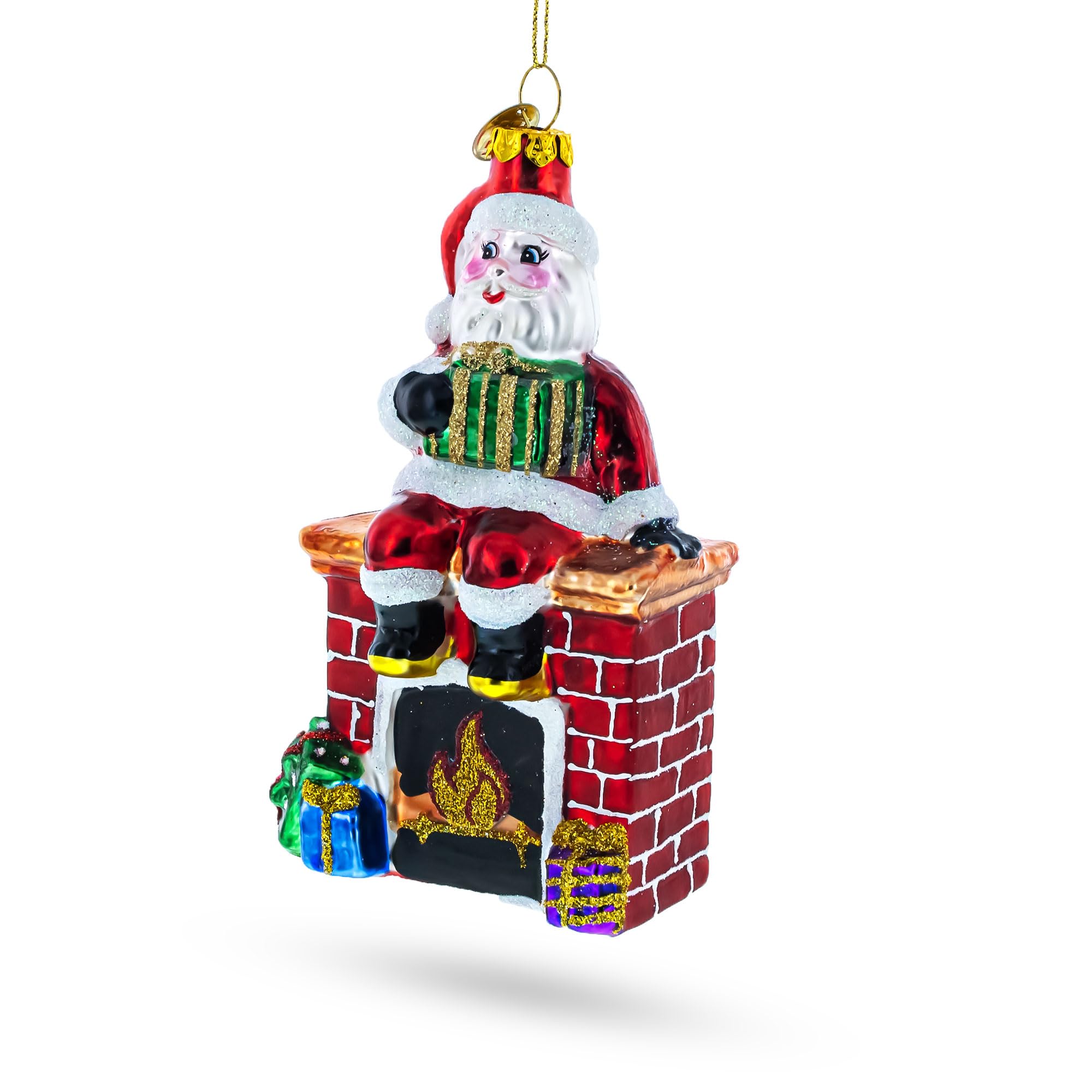 Père Noël assis sur une cheminée en verre soufflé pour une décoration de sapin chaleureuse
