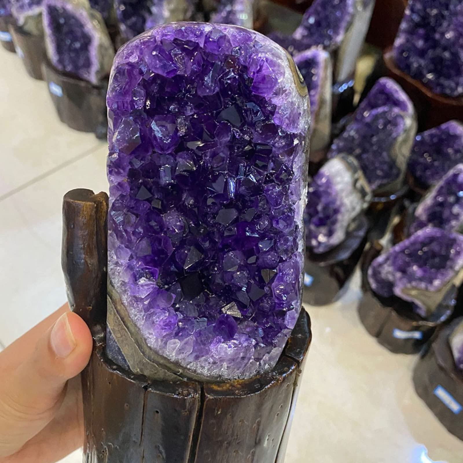 Piedra de gema púrpura de geoda de cristal de amatista natural, escultura de piedras preciosas de piedra de cuarzo de racimos for la decoración del hogar, piedras asombrosas de cristal de racimo de Ur