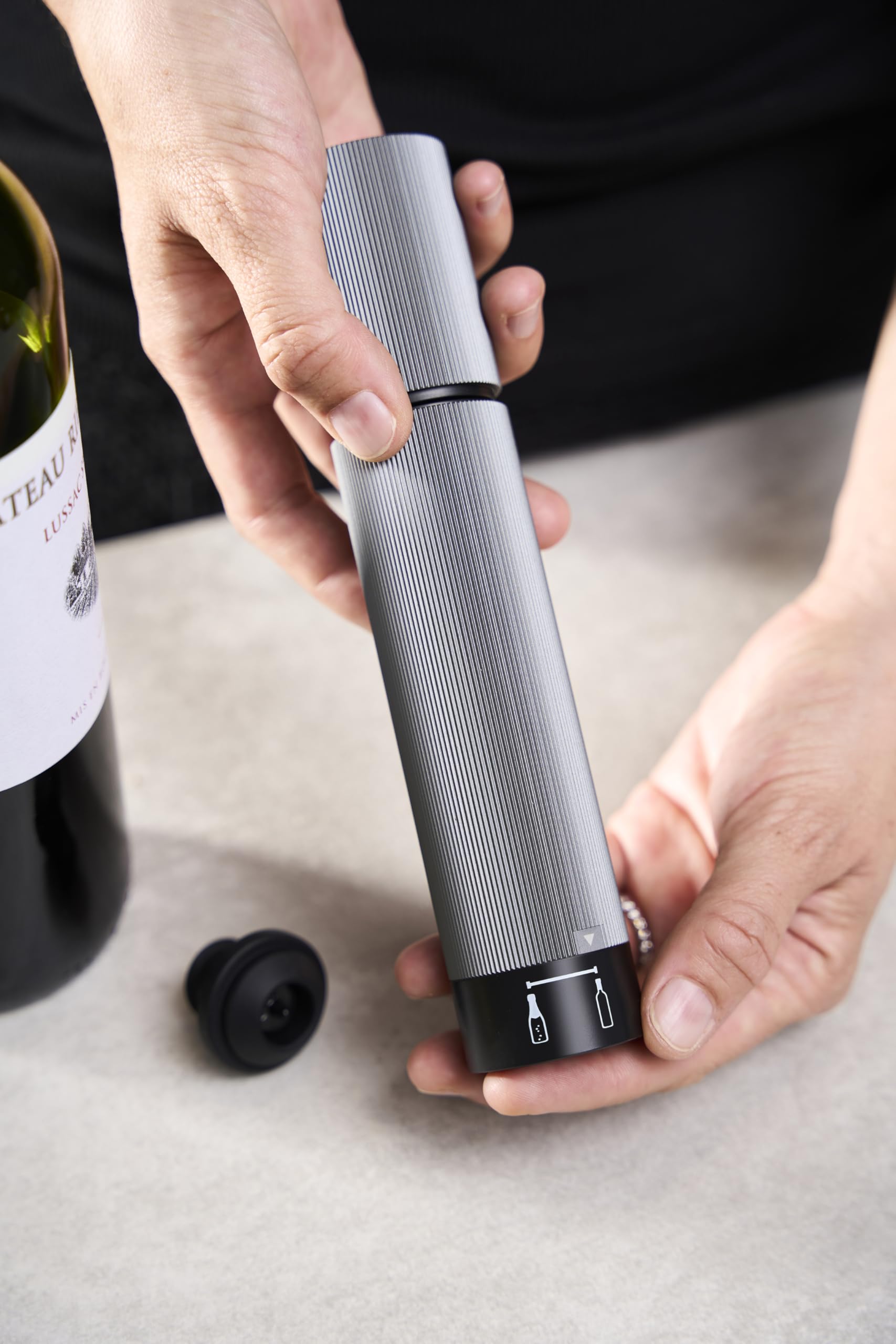 PEUGEOT - Pompe à Vide Manuelle Preserve Line en Aluminium - Double Fonction Vin Tranquille & Effervescent - 3 Bouchons Inclus - Préserve Arômes et Pétillant - Coloris Carbone