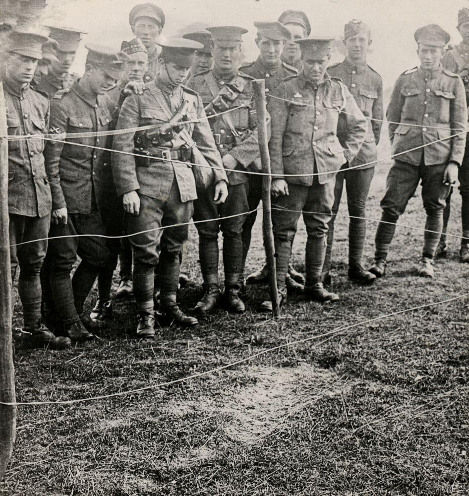 Stereoview World War One The Great War Realistic Travels wojskowe zdjęcia około 1918 roku. Wrażenie zrobione w ziemi w Billericay, gdzie dowódca spadający z płonącego Zeppelin uderzył w