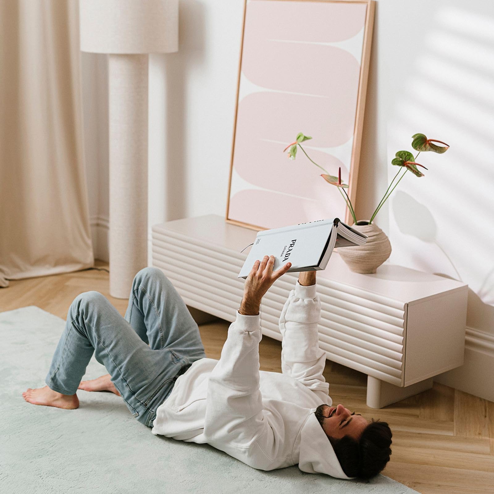 IDIMEX Meuble TV Turku L 150 cm avec 2 Portes Style Cannelé Couleur Blanc Cachemire, Design Moderne et Façade Rainurée, pour Téléviseurs de 32" à 65"