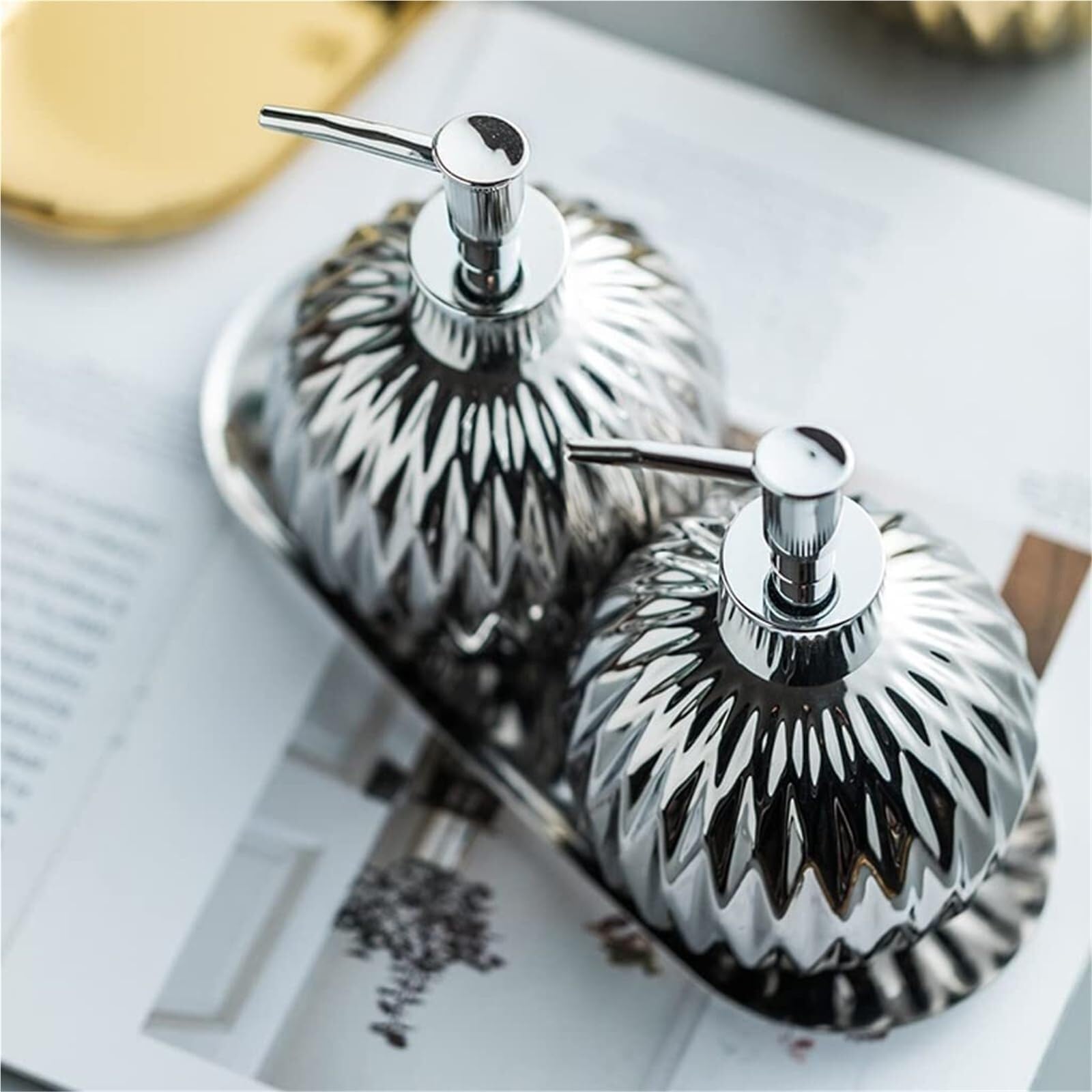 Set di accessori per il bagno Dispenser di sapone in ceramica forma rotonda for lozione da 400 ml/13,5 oz, decorazione bagno in stile costiero Arredamento per gli affittuari(Silver,3 piece set)