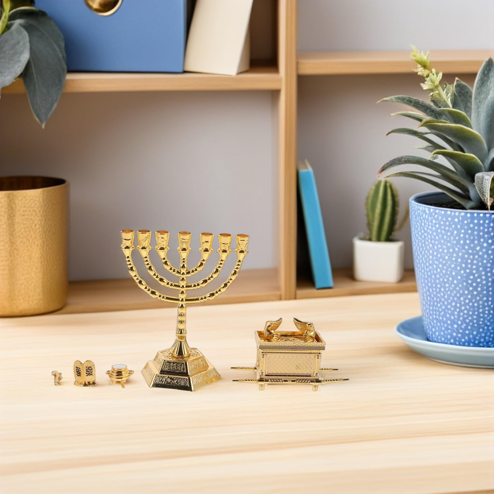 Dekorative Religiöse Schachtel aus Zinklegierung mit Historischer Genauigkeit und Kerzenhalter Jüdische Statue für Religiöse Zeremonien und Wohnzimmertischdekoration in Gold