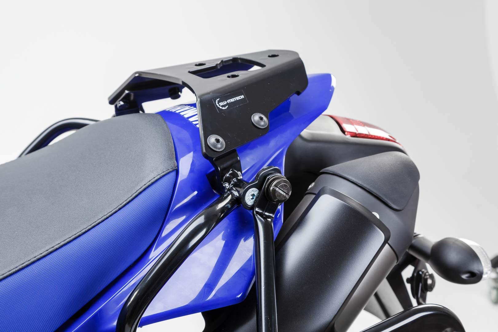 SW-MOTECH Porte-Bagages en Aluminium Noir pour Yamaha XT 660 X/R (04-) | Support de valises QUICK-LOCK EVO, amovible par attaches rapides; surface noire thermolaquée, largeur totale 510 millimètres.