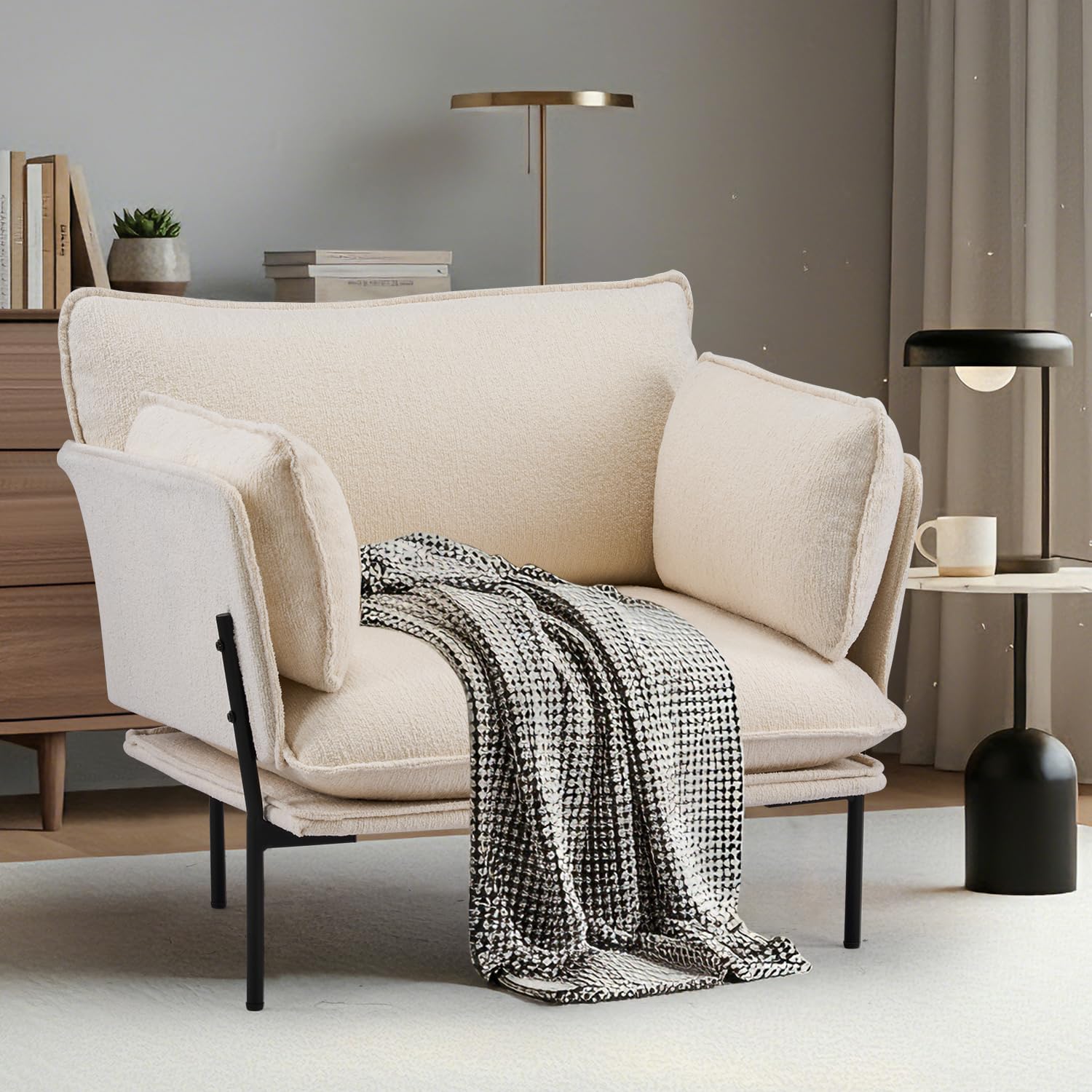 YEEFY Bouclé Loungesessel mit Metallbeinen – gepolsterter Akzentstuhl als Lesesessel, Wohnzimmerstuhl, Schlafzimmerstuhl & Balkonstuhl, moderner Polstersessel für Entspannung (Creme, 1 Stück)