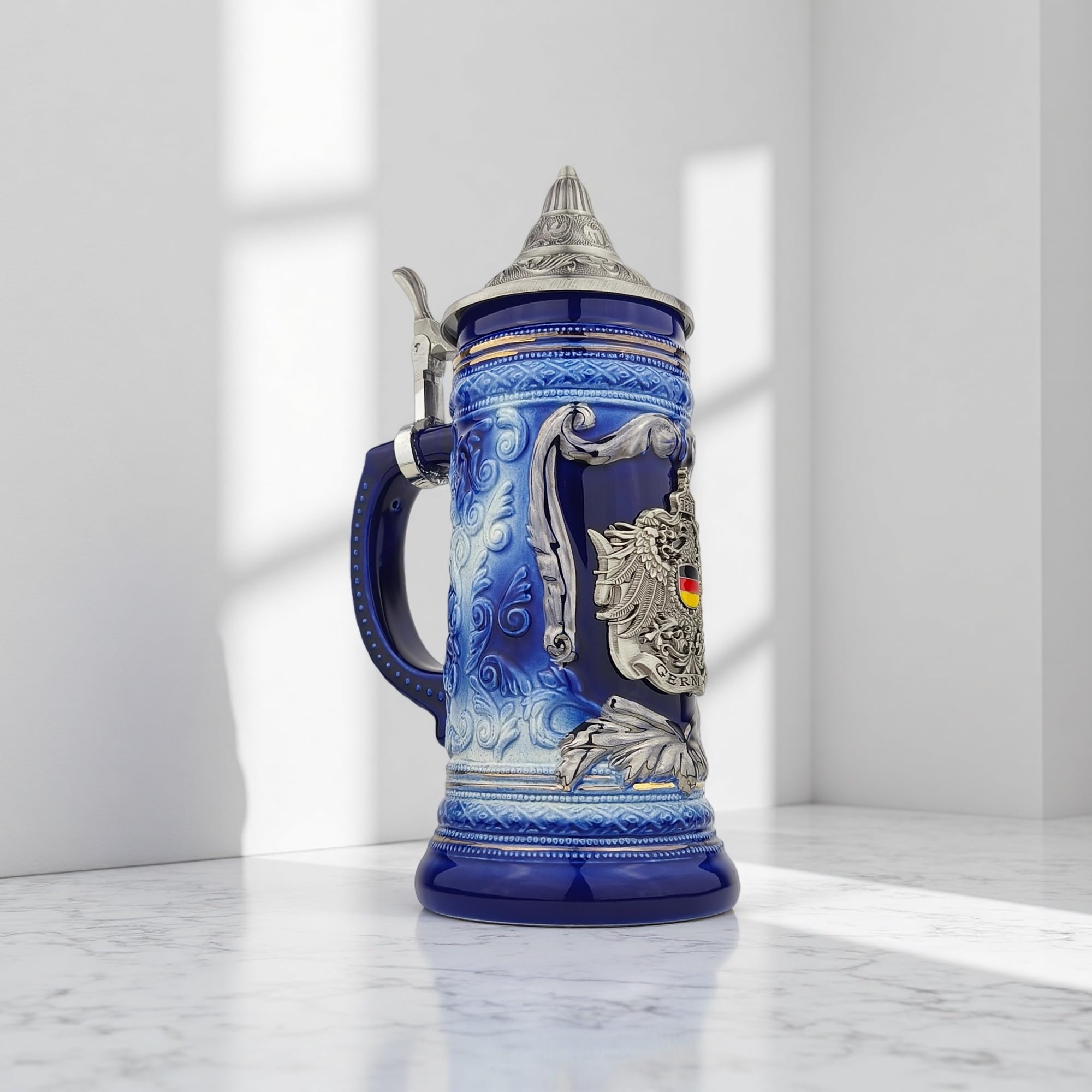 Bierkrug mit Deckel 0,7L – Klassischer Steinkrug mit Spitzdeckel & Metallmontur – Deutschland Motiv – Geschenkidee für Männer, Vater & Bierliebhaber (Blau)