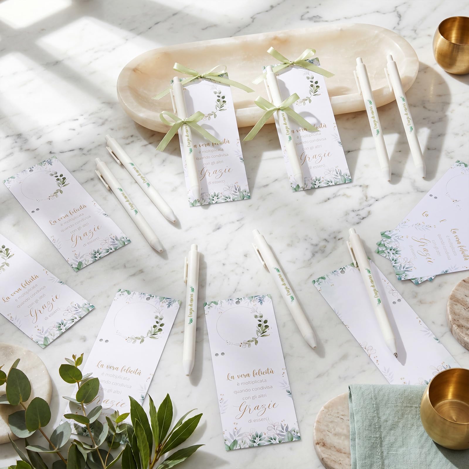 Nezyo 50 Pezzi Bomboniere Segnaposto con Penna e Nastro Segnaposto per Comunione Matrimonio Battesimo Cresima Compleanno Grazie Regalo per gli Ospiti Decoración da Tavola(Verde salvia)