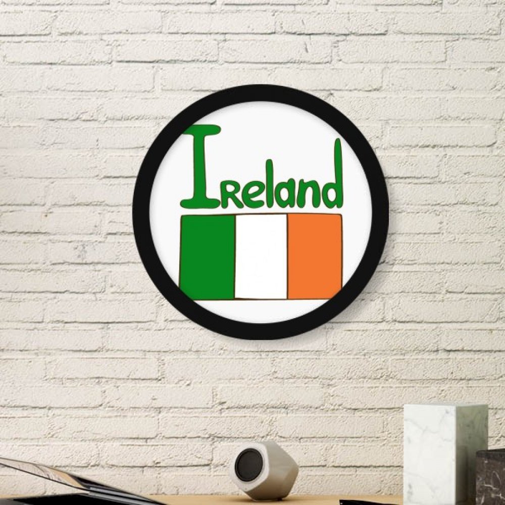 Cadre photo ronde Irlande bois noir pour égayer un mur blanc vide
