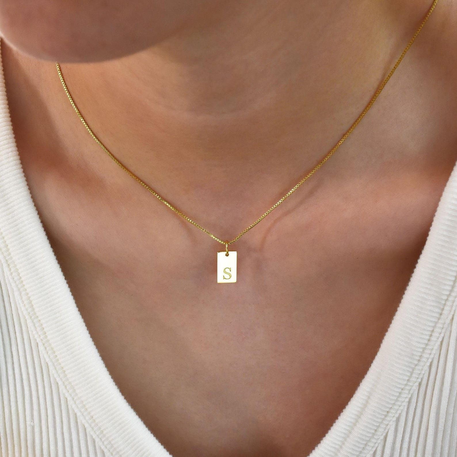 Delicato collana con iniziale, su misura inciso lettera targhetta oro con catena veneziana compleanno per lei
