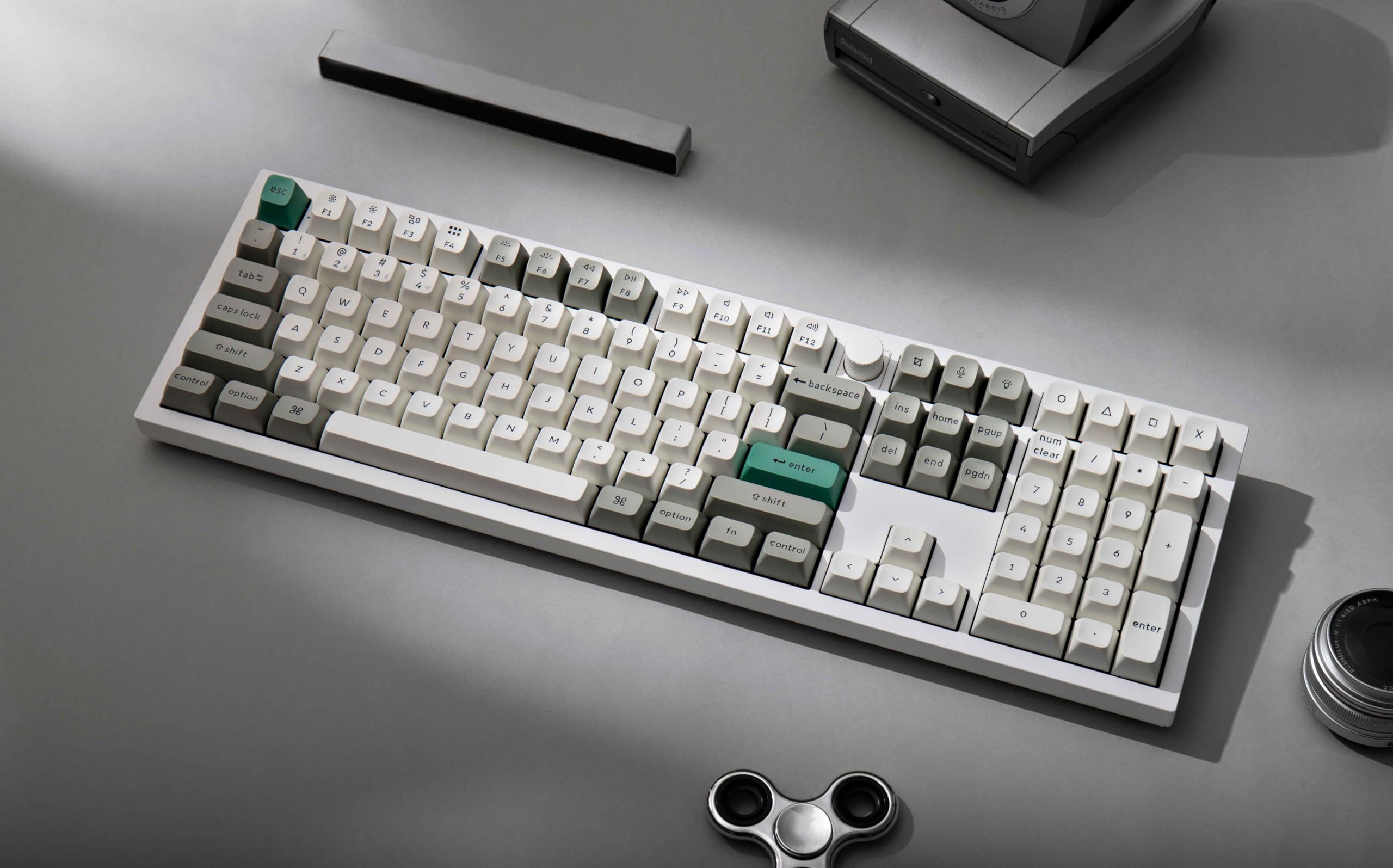 Keychron Q6 Max QMK/VIA Tastiera Meccanica Cablata Bluetooth Wireless /2.4 GHz/USB-C, Manopola programmabile RGB LED Hot-Swappable Gateron Red Switch per Mac Windows Linux - Bianco