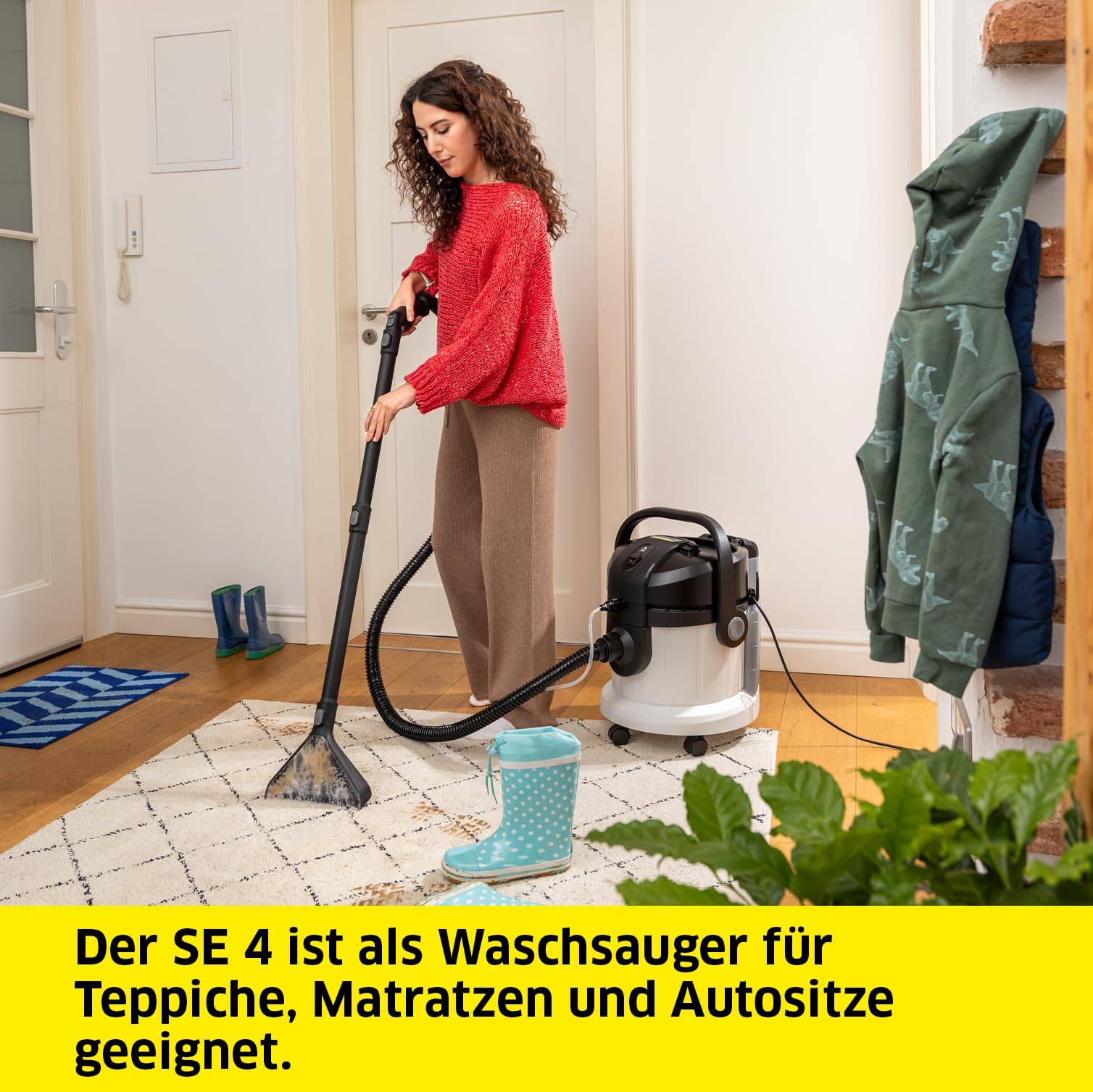 KÄRCHER Waschsauger SE 4, 2-in-1-Sprühsaugschlauch, Frisch- und Schmutzwassertank: 4 l,Waschbodendüse mit Hartbodenaufsatz, Clip-Bodendüse mit Hartboden- und Teppicheinsatz, Polster- & Fugendüse