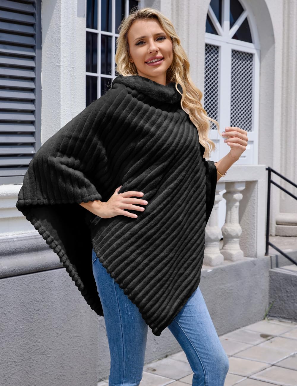 Ferand Poncho da donna accogliente a righe in pelliccia sintetica, morbida sciarpa morbida per l'inverno