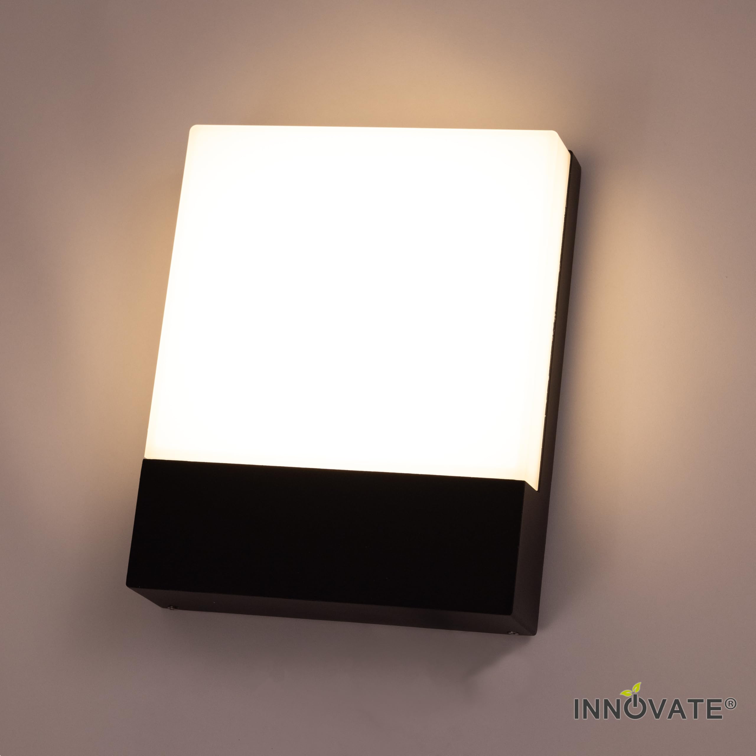 Innovate LED Hausnummer beleuchtet 230V – Außenleuchte - Wandlampe aussen schwarz – Witterungsbeständig nach IP54 - Warmweiß - inkl. Selbstklebeziffern