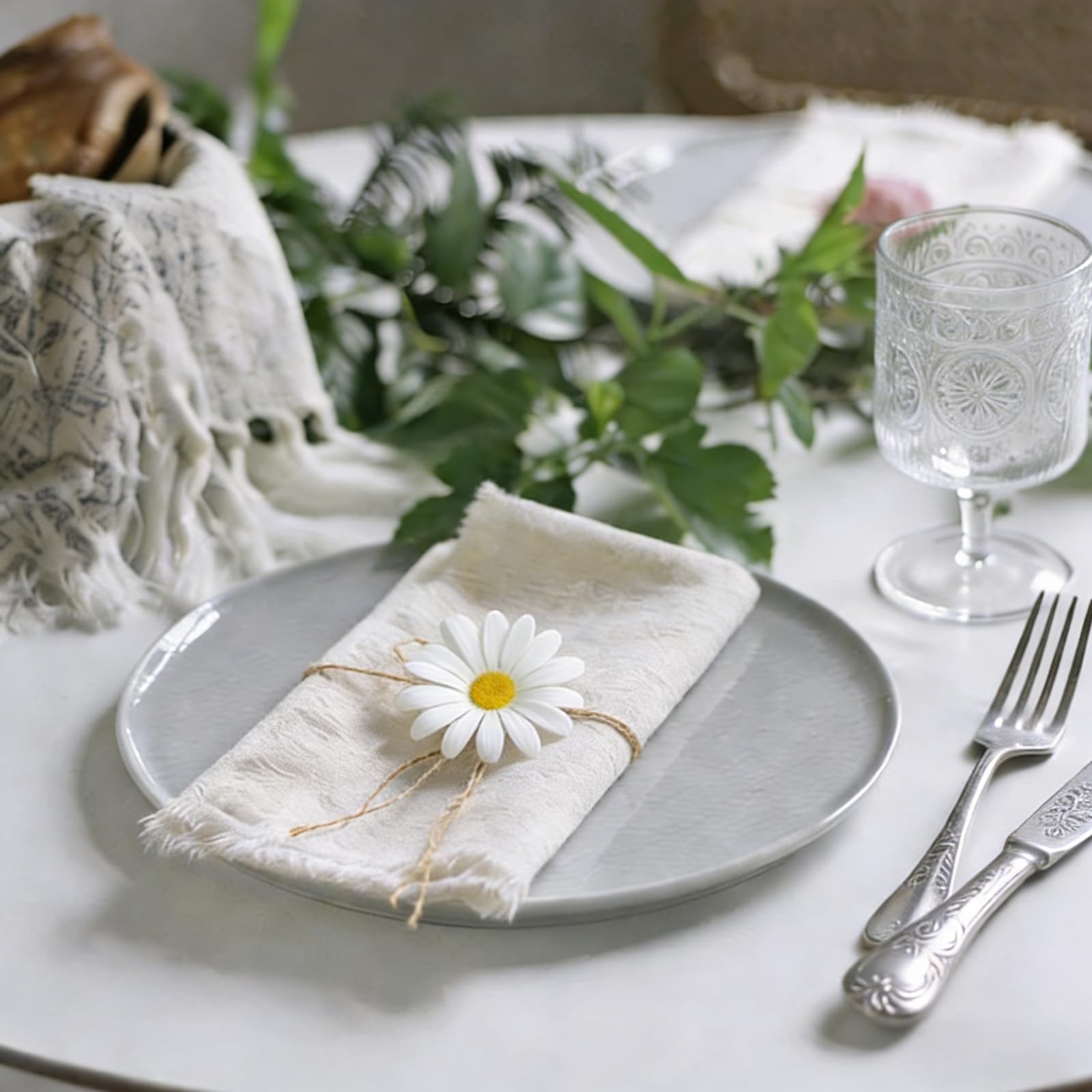 12 servilletas de tela beige 42 x 42 cm con cuerda de cáñamo de 10 m y 12 flores decorativas, servilletas de lino reutilizables, decoración de mesa para bodas, cumpleaños, cenas, cafeterías