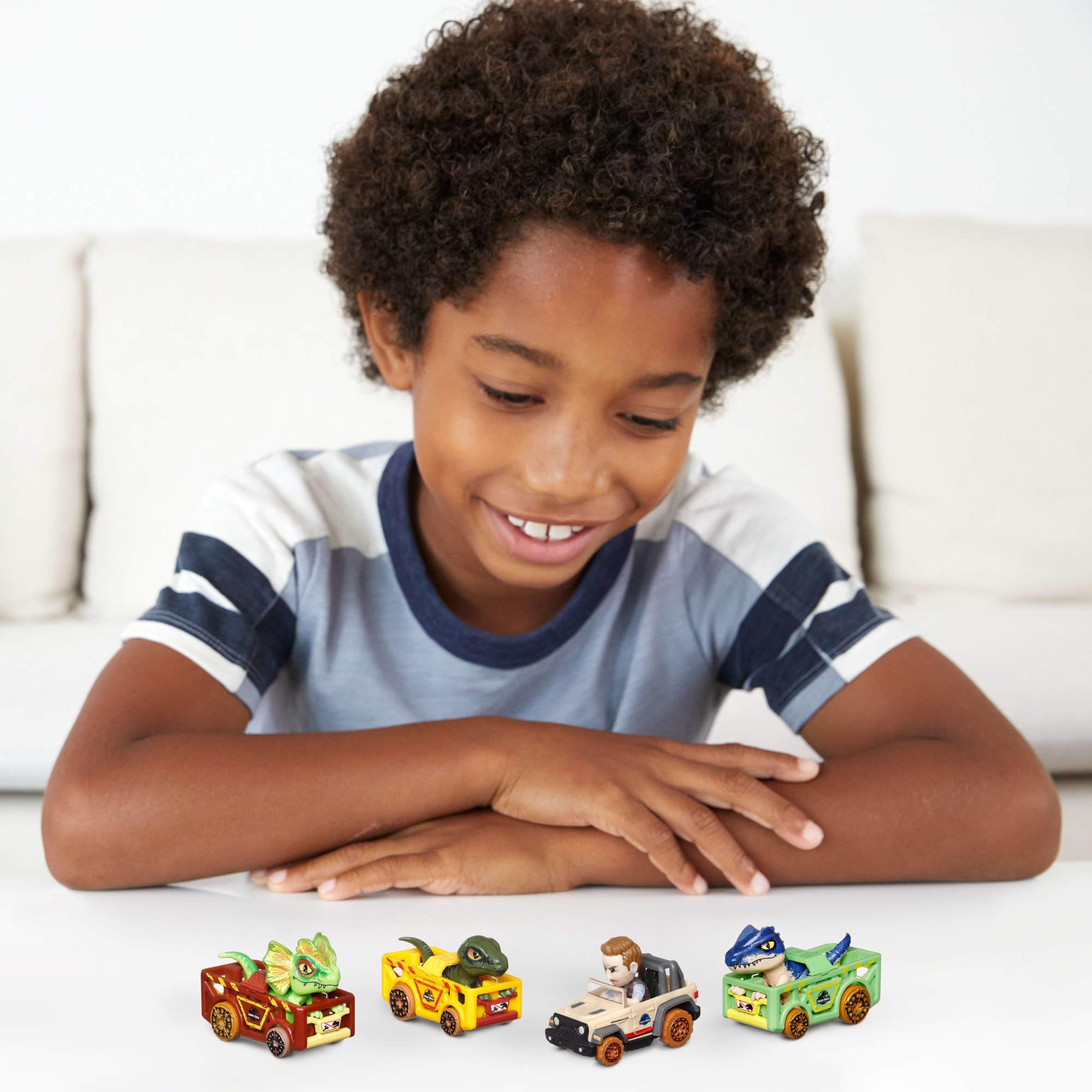 Hot Wheels Toy Cars, RacerVerse 4-Pack of Die-Cast Vehicles Featuring Jurassic World Characters Charlie, Owen - Image 2