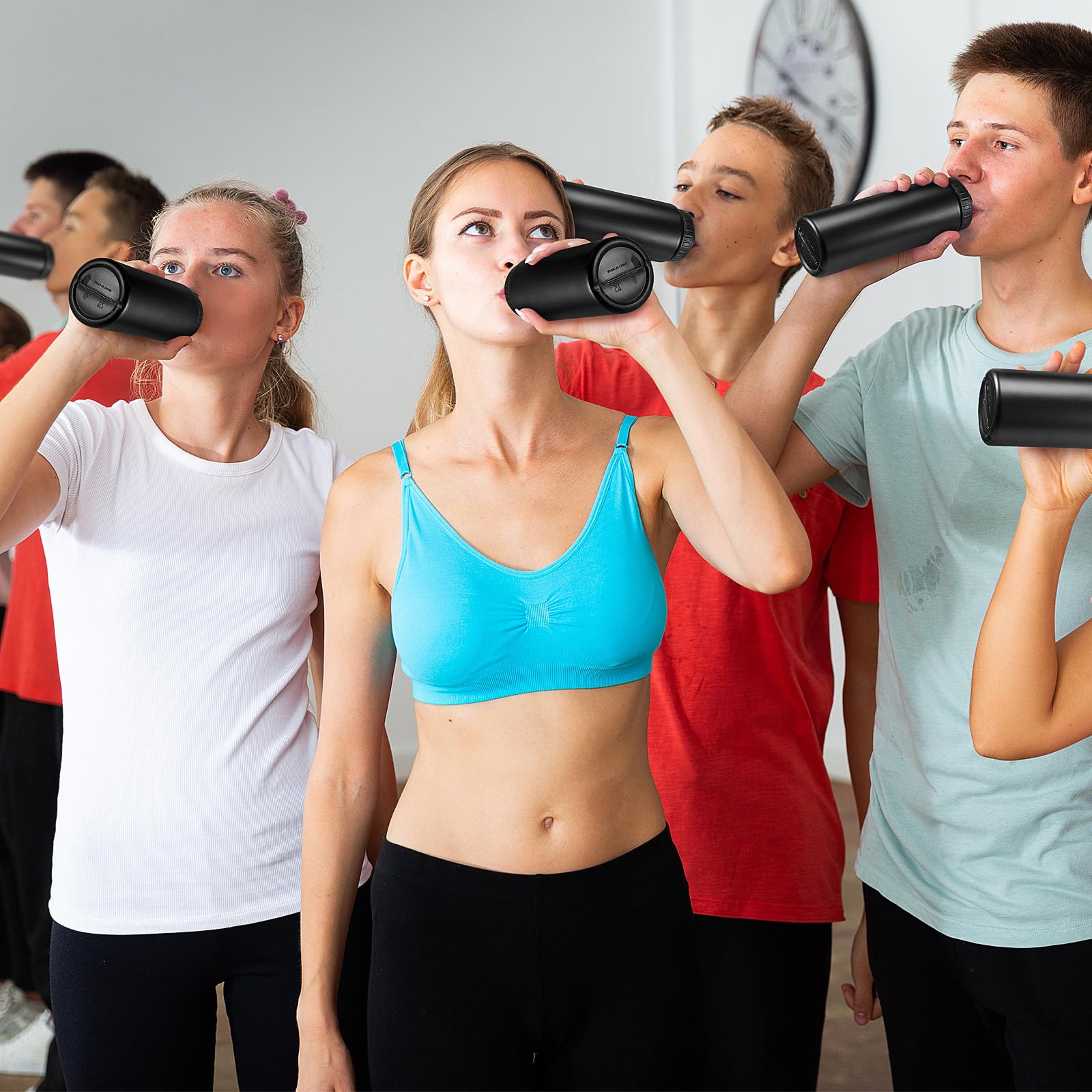 Dandat Wiederverwendbare Wasserflaschen für Jungen und Erwachsene, 680 ml, Kunststoff, mit Zugverschluss, Team-Sportflaschen für Fitnessstudio, Fußball, Cheer, Partyzubehör, Schwarz, 50 Stück