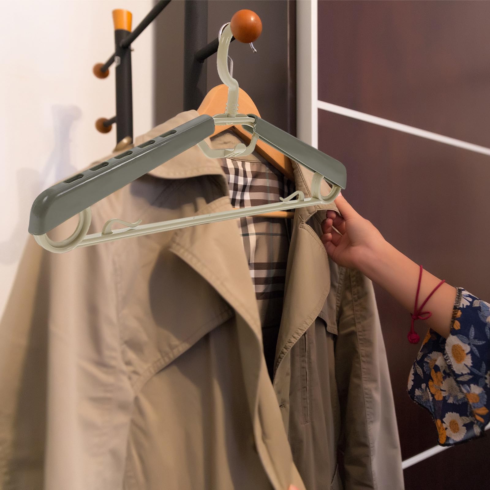 Garneck 10 Perchas Ajustables para Ropa Diseño Ergonómico y Estructura Resistente de Abs, Extra Anchas y Expandibles para Optimizar el Almacenamiento el Armario