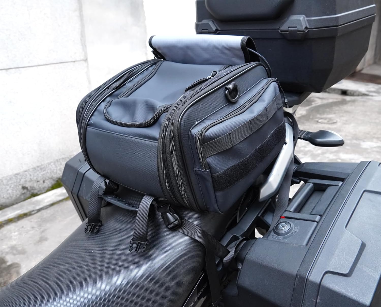 Motorcycle Travel Luggage Bags, Expandable Motorbike Rear Tail Bag Saddle Bag 40L Storage Bag Helmet Bag with Straps