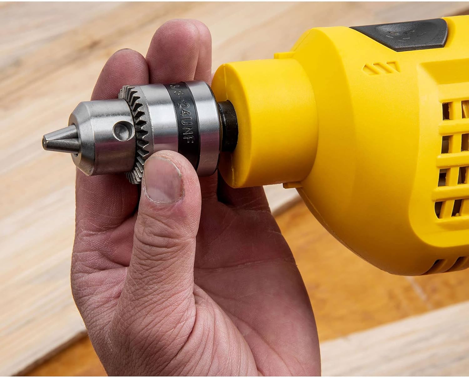 Hand adjusting drill chuck