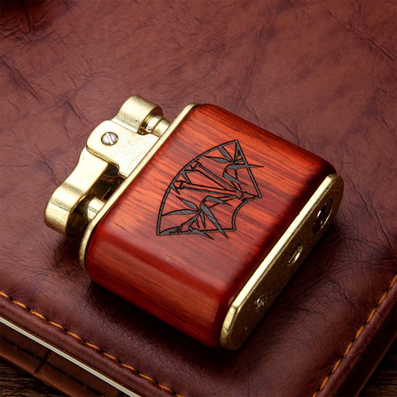 Briquet à Kérosène Rétro Personnalité Nostalgique Artisanat en Rondins Gravure Laser Appuyez pour Tirer Briquet à l'huile pour Homme Papa Mari (Carburant Non Inclus)
