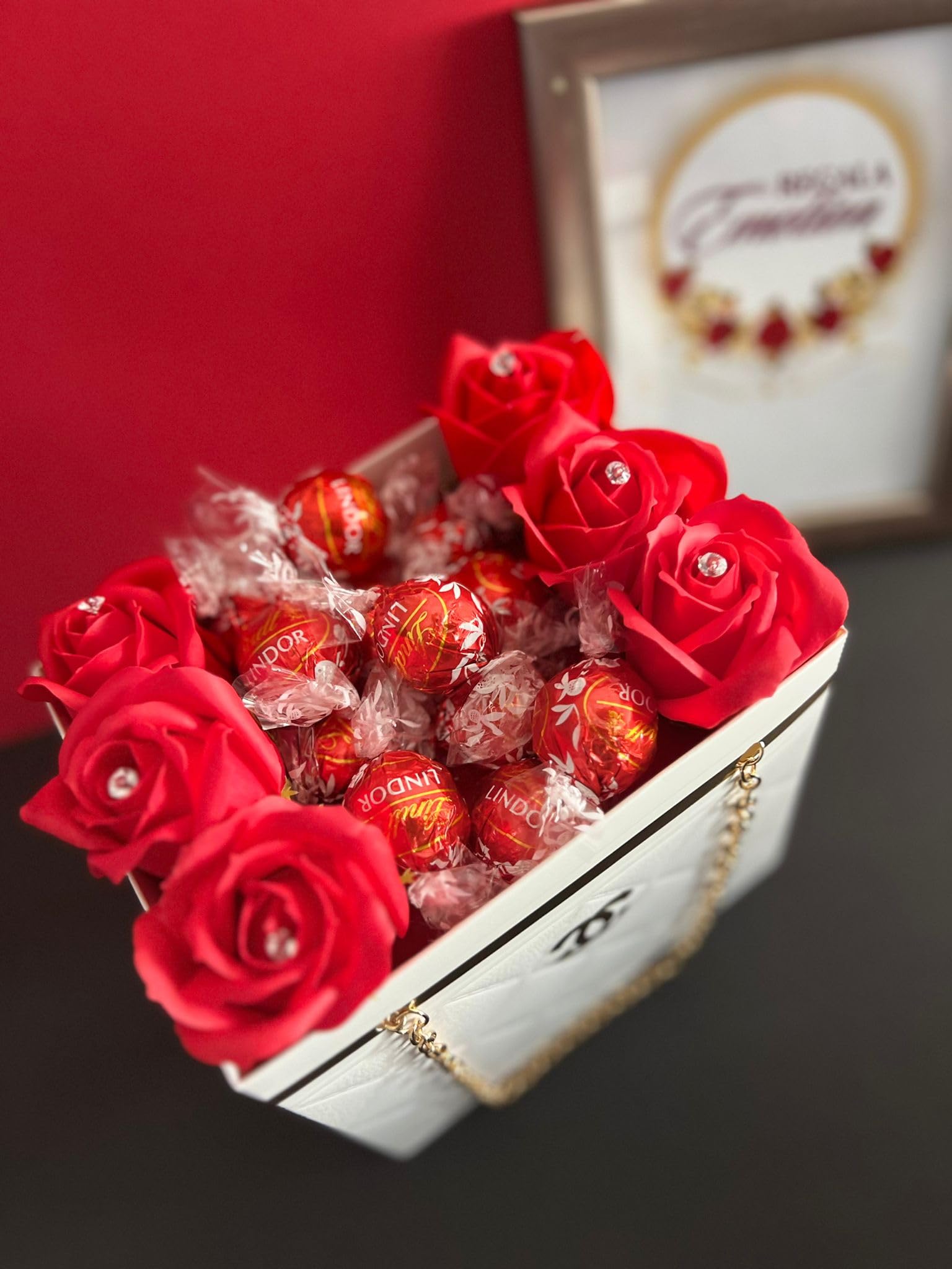 Cesta de rosas eternas y bombones Lindor, el detalle ideal para tu hermana