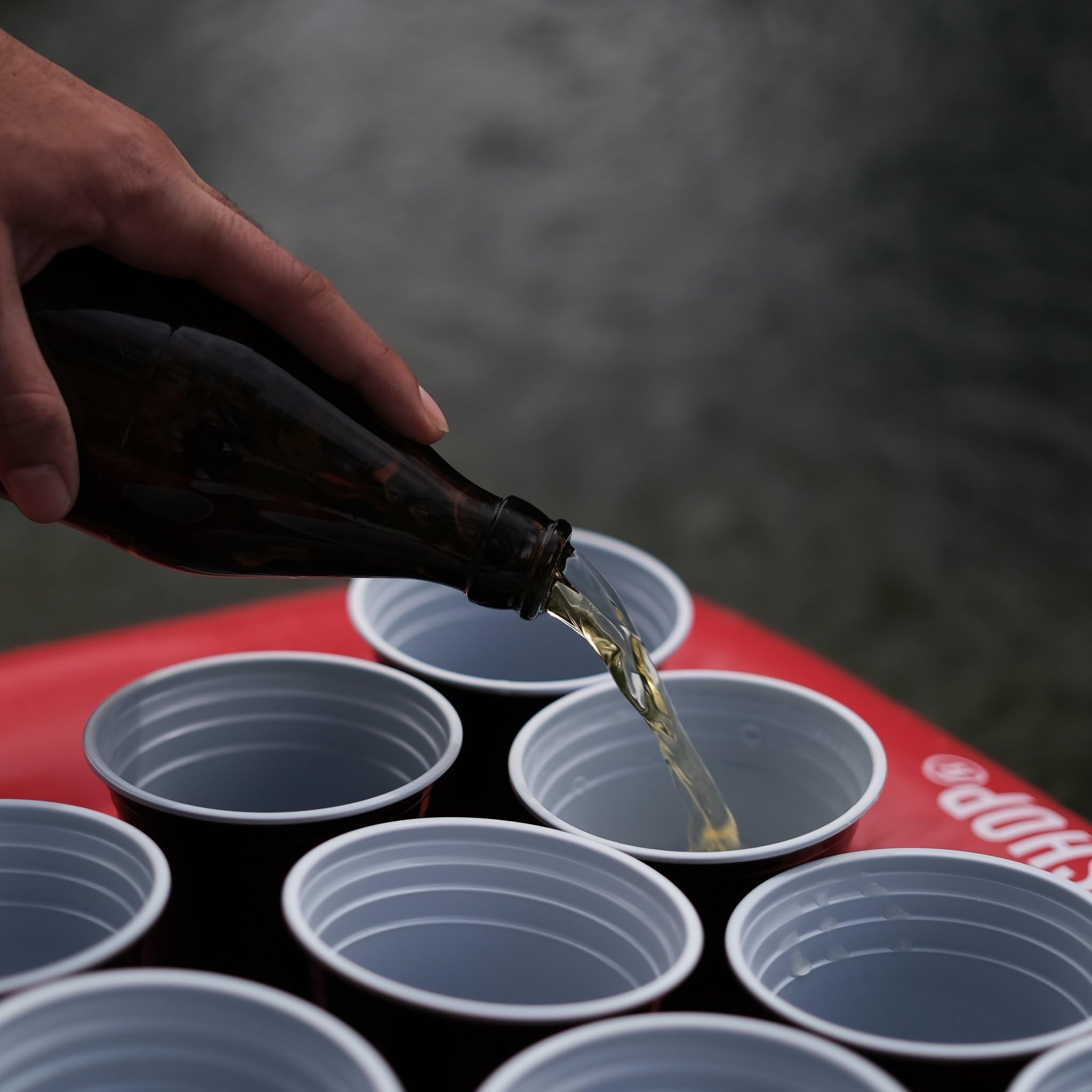 XXL Pool Pong Luftmatratze | Set inkl. 25 Becher & 3 Bälle | Große 175 x 75 cm Pool Matratze | Cooles Sommer Geschenk