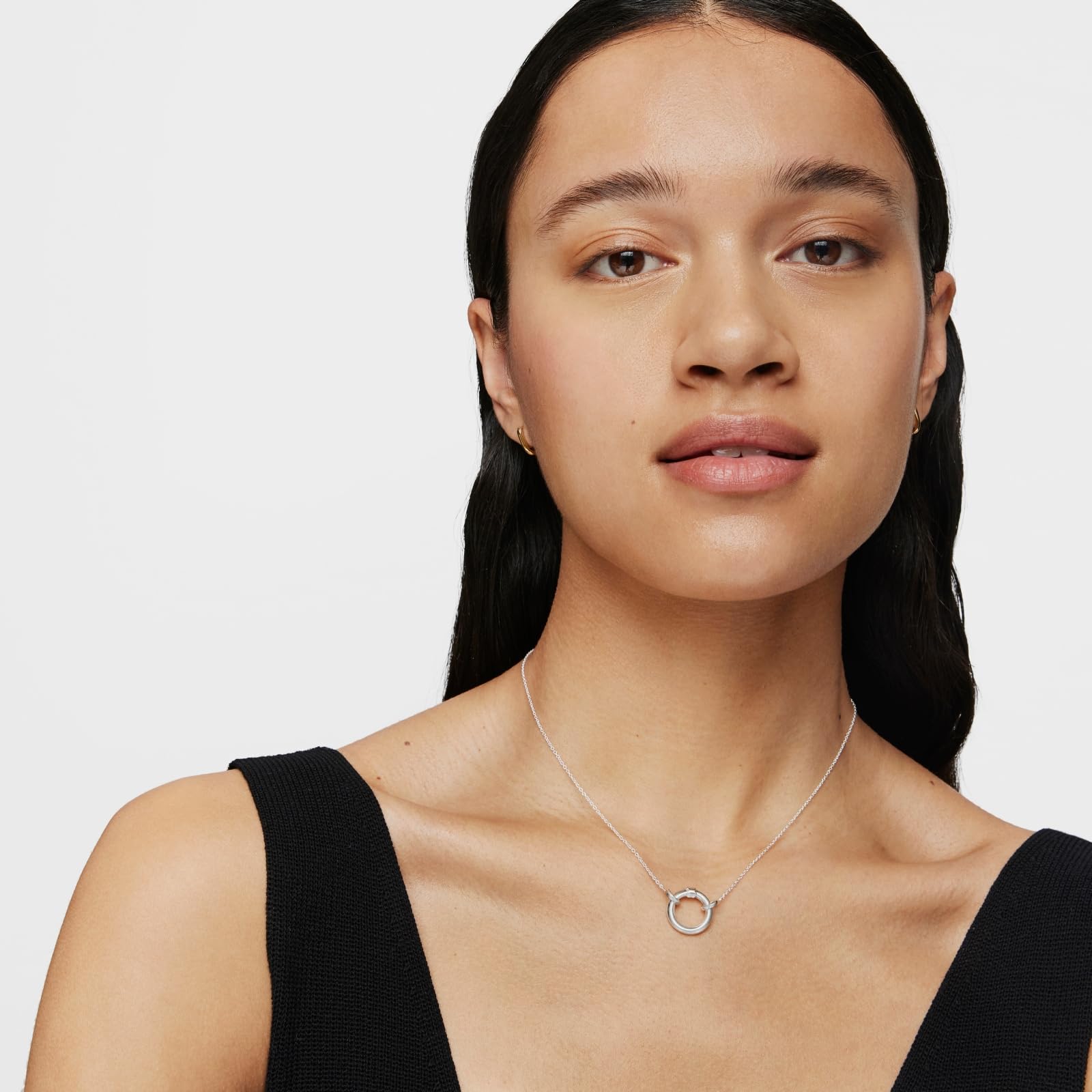 TOUS Collar de Plata de Primera Ley para Mujer con Anilla, Sencillo y Personalizable con los Accesorios, Colección Hold