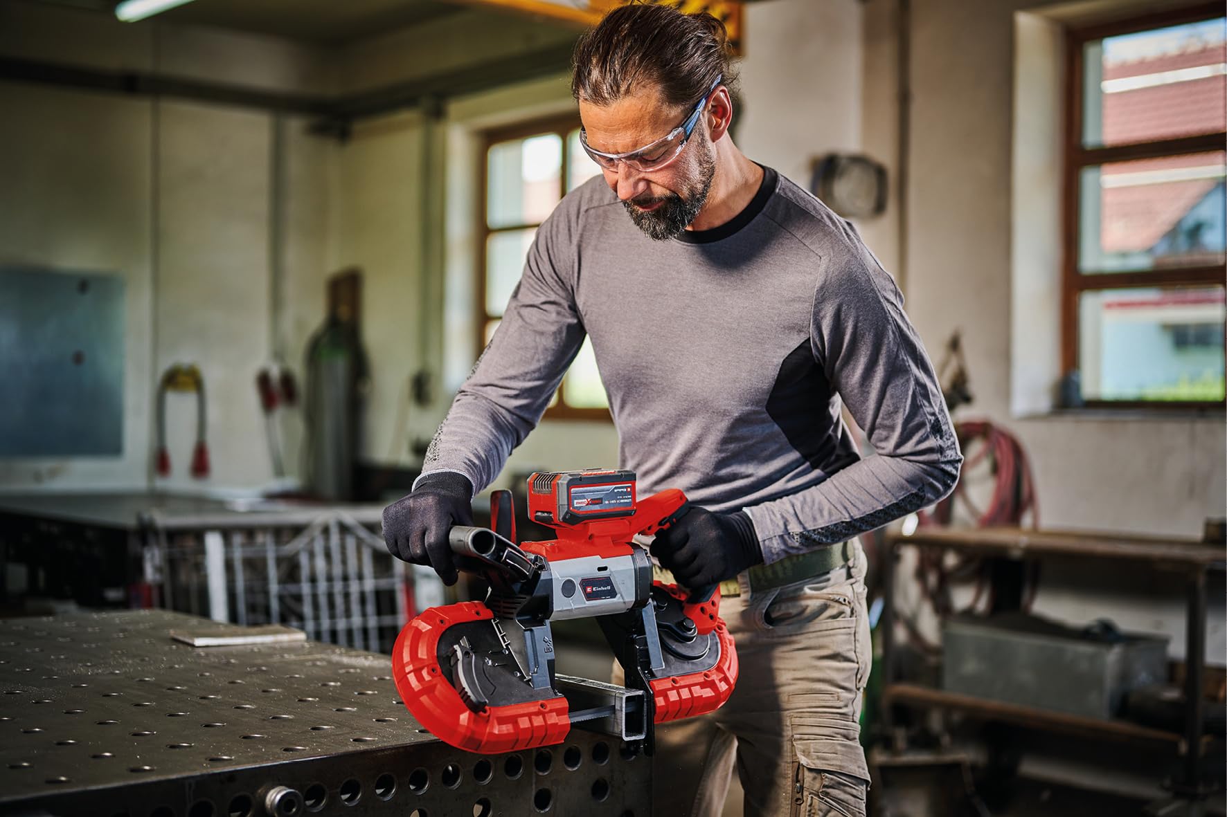 Einhell sega a nastro a batteria TE-MB 18/127 Li-Solo Power X-Change (18 V, altezza di taglio 115 mm, larghezza di taglio 127 mm, luce LED, incl. 2 lame sega a nastro per metallo, senza batteria)
