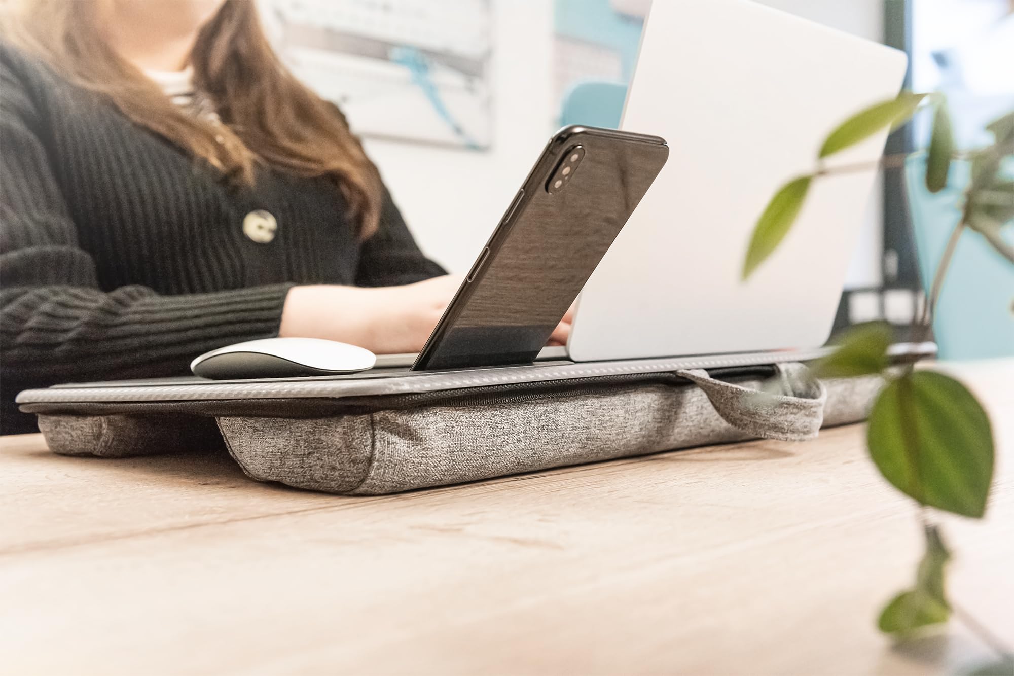 DIGITUS DA-90441 - Cojín para portátil - para portátiles de 17" - con Soporte para Smartphone - cojín para portátil - Mesa para portátil para Trabajar cómodamente Desde el sofá o la Cama - Gris